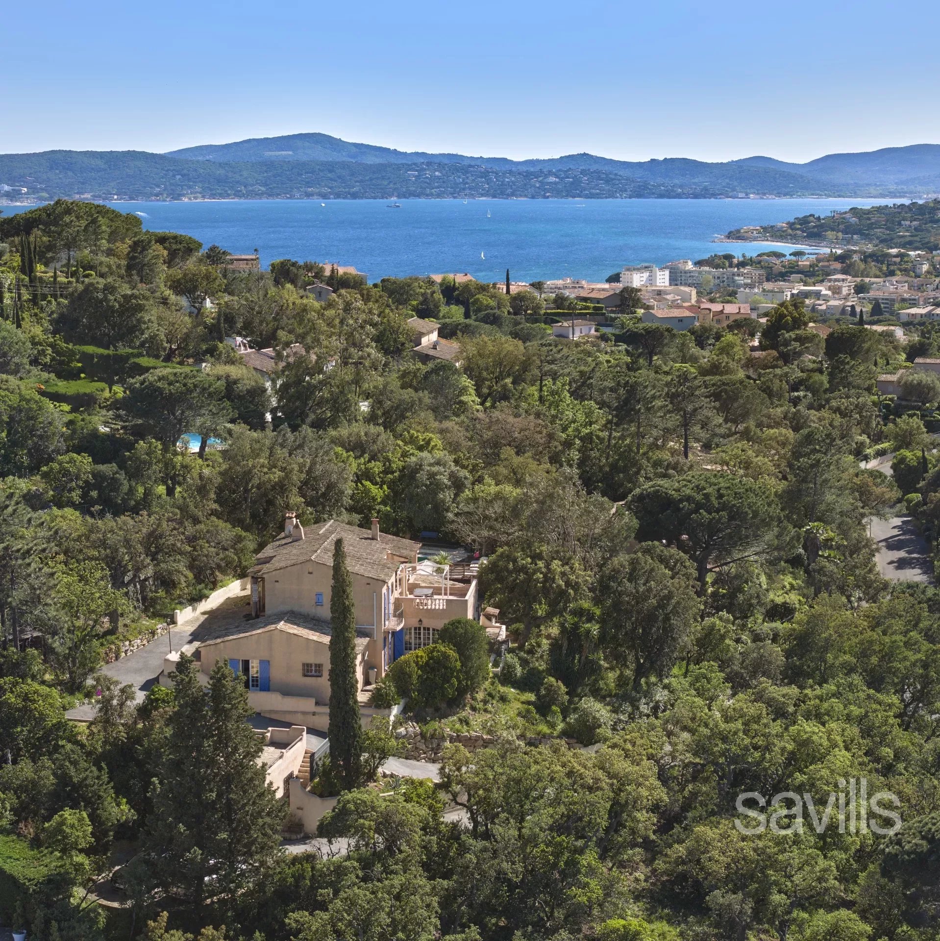 Villa avec vue dégagée sur les collines