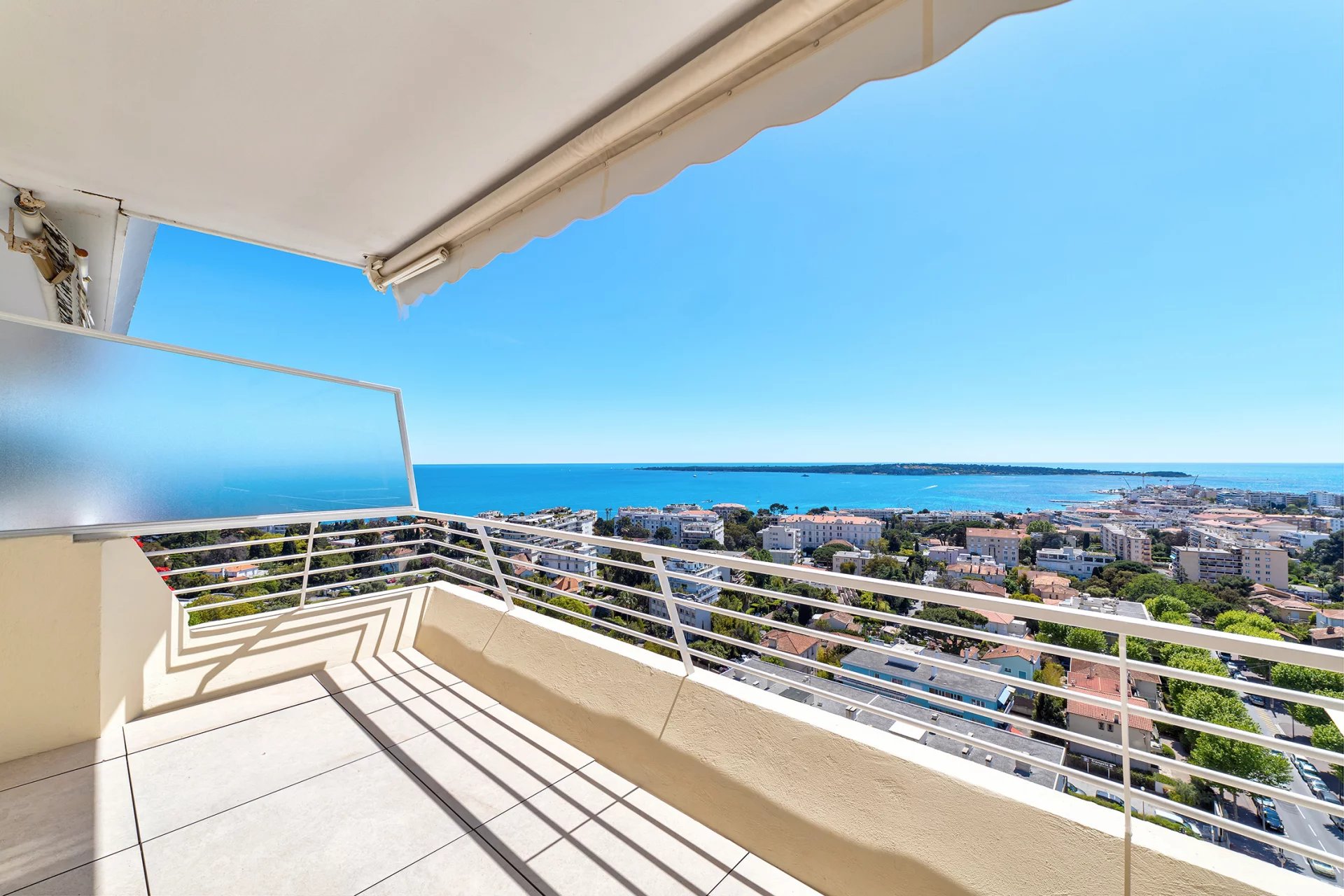 CANNES: splendid 2-bedroom apartment, terrace with panoramic view over the Bay
