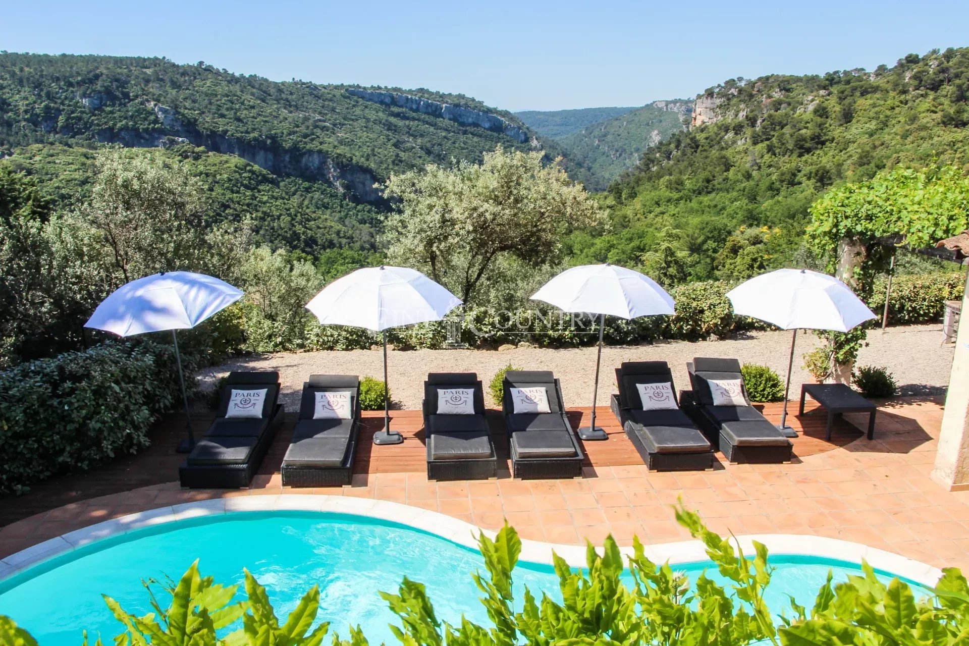 Villa with Panoramic views for Sale in Châteaudouble Accommodation in Cannes