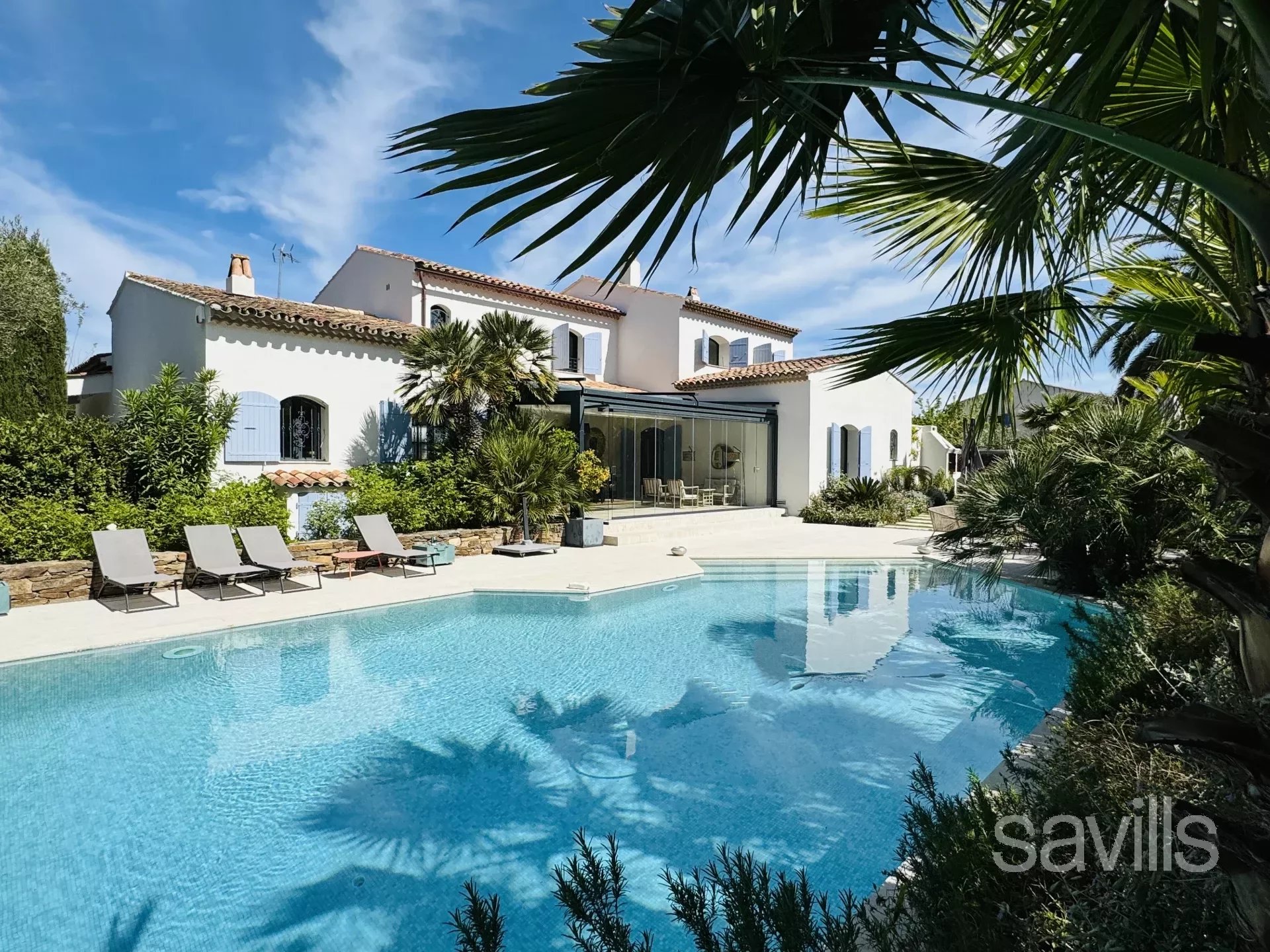 Idealy located in Saint-Tropez, in a peaceful area within walking distance to the village