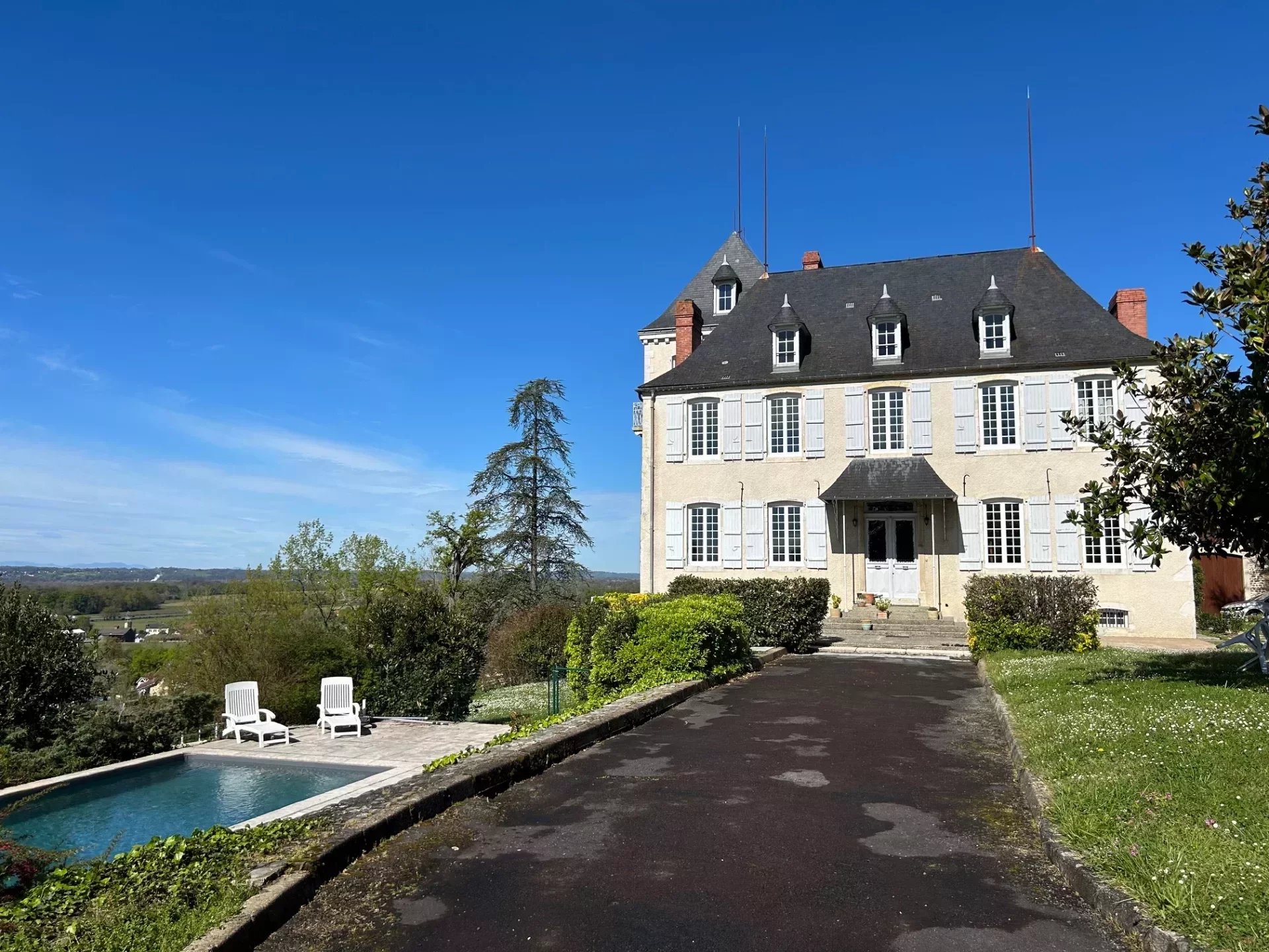 Elegant Château avec une vue spectaculaire de la chaîne des Pyrénées