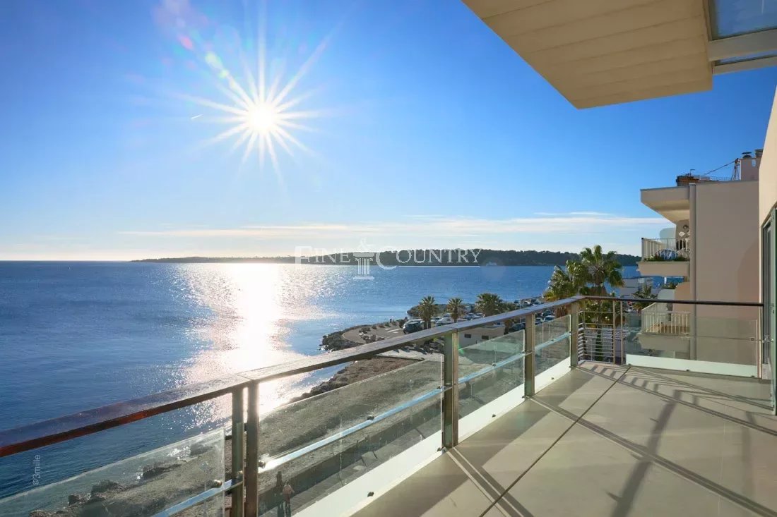 Beachfront apartment for sale in Cannes
