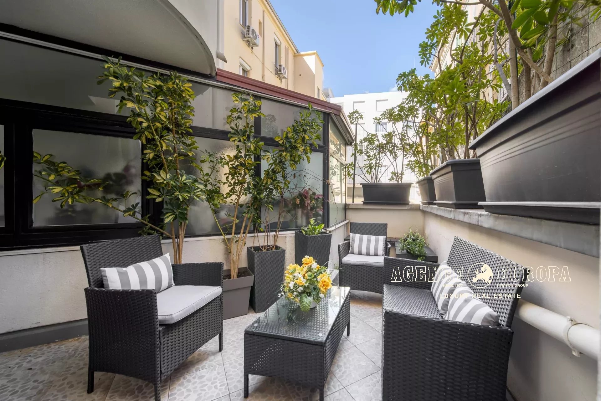 CANNES RUE D'ANTIBES - LARGE 2-BEDROOM APARTMENT
