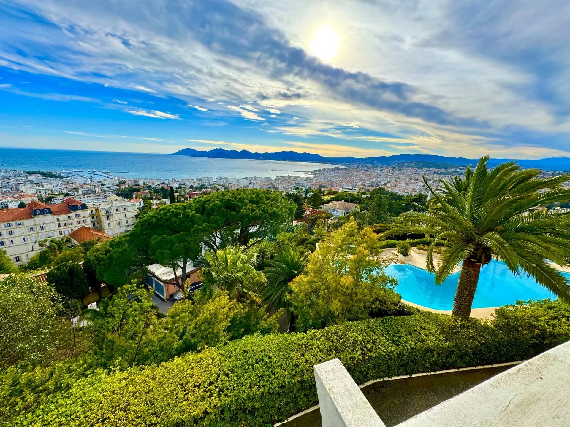 CANNES SEA VIEW FOR SALE APPARTMENT WITH SWIMMING POOL