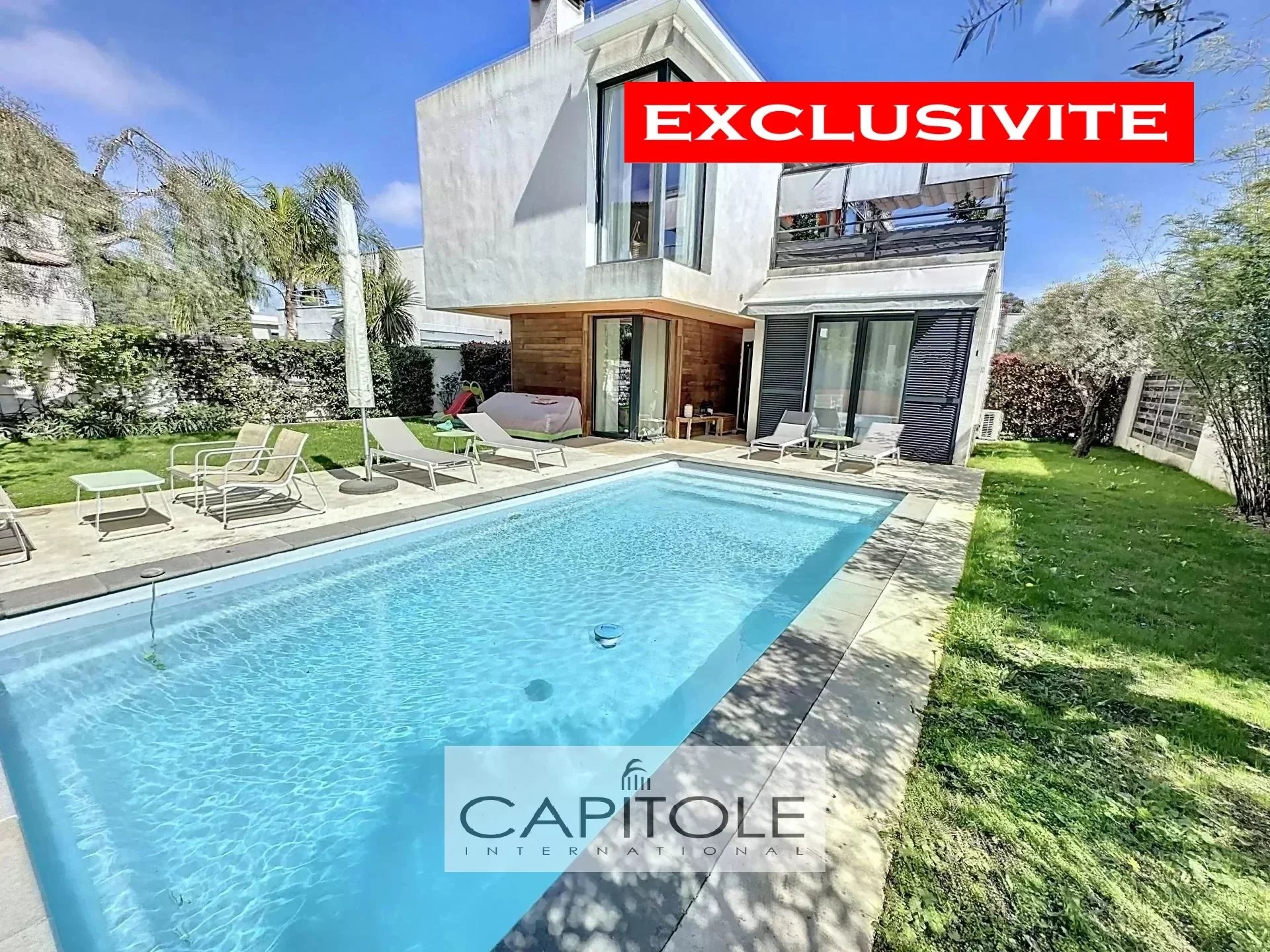 Antibes : Californian villa with pool and sea view