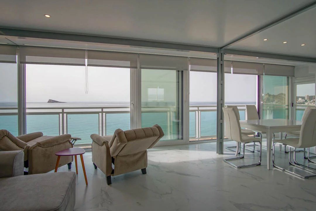 Apartamento totalmente reformado con vistas frontales al mar.