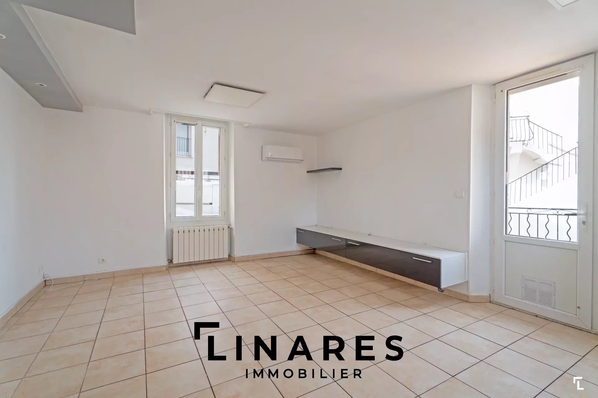 COEUR DE VILLAGE - Appartement T3 de 63m² + Terrasse 15m² + Cave 32m² - 13950 CADOLIVE