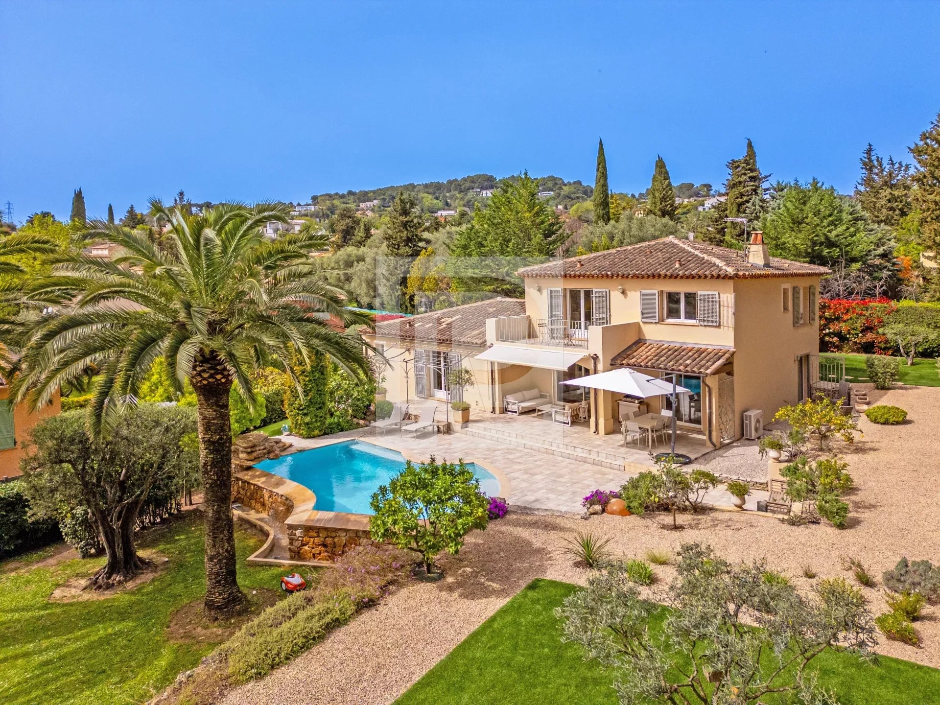 In a closed domain, charming villa with superb finishings in Mougins