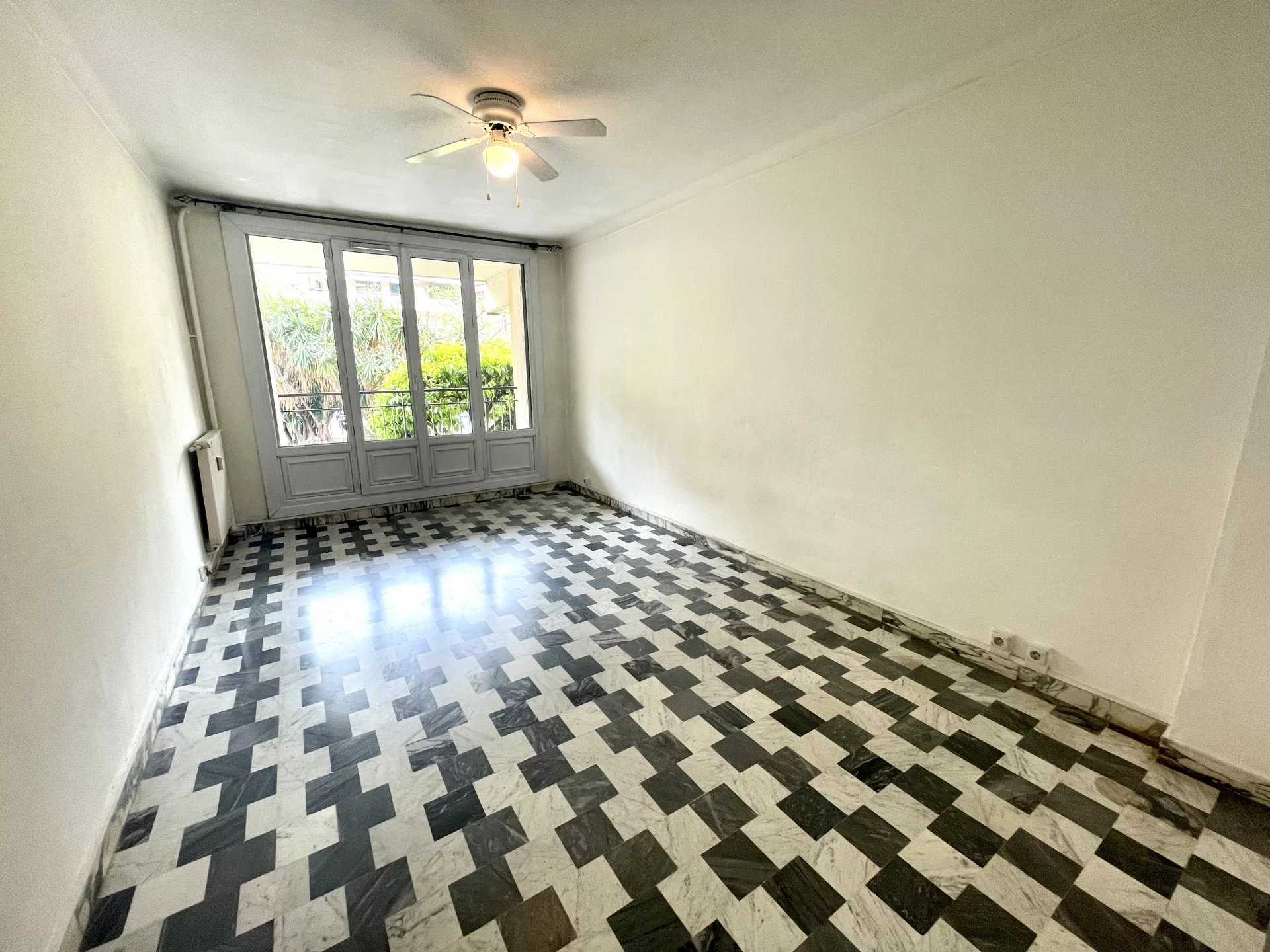 Menton gare routière 2p 54m² traversant avec 2 balcons cave