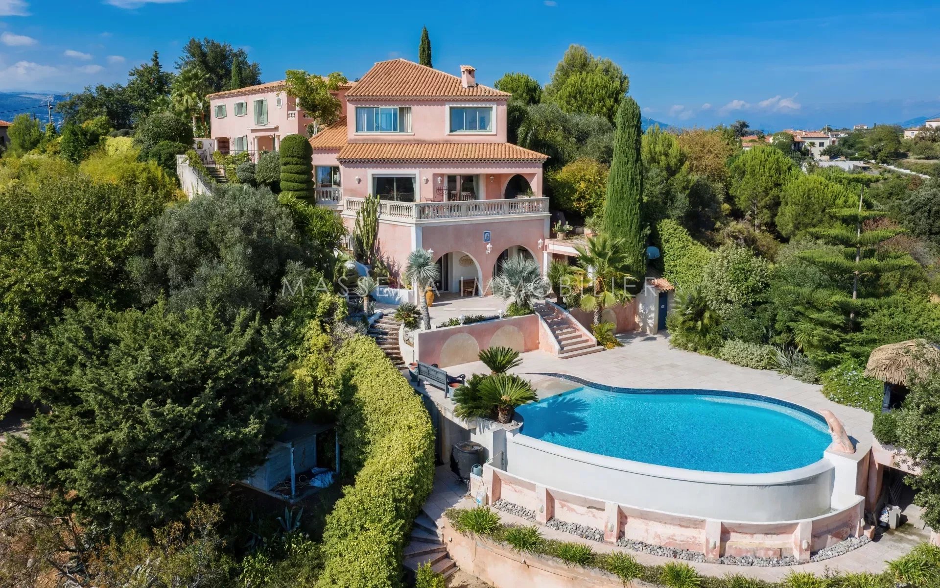 Cagnes-sur-Mer- Somptueuse villa avec piscine à débordement et jardin.