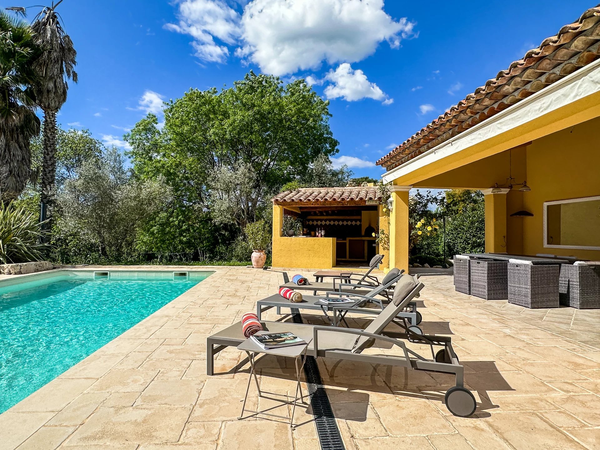 Villa with Pool for Sale in quiet residential area of Vence