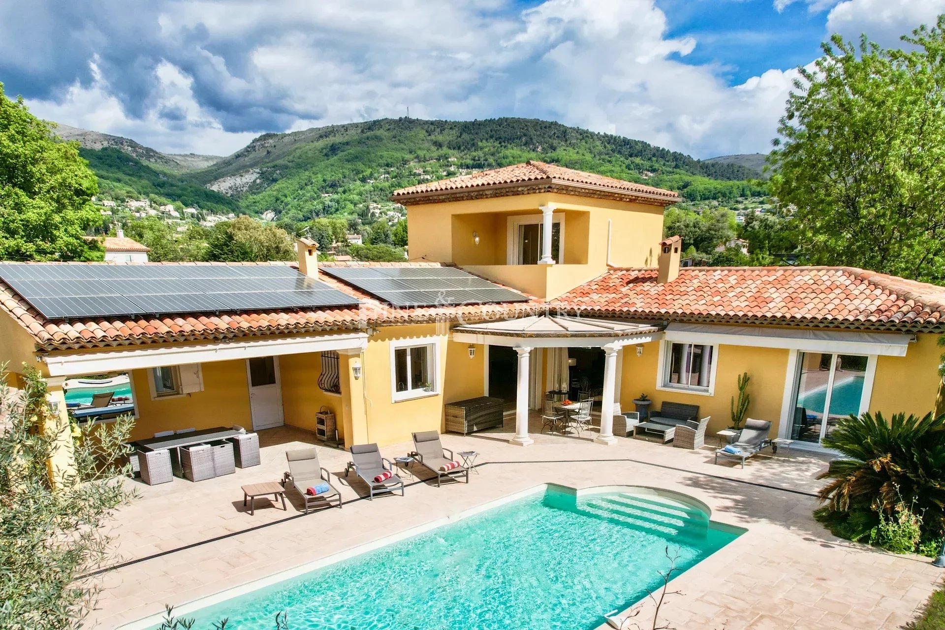 Elegant Villa with Pool for Sale in Quiet Residential area of Vence Accommodation in Cannes