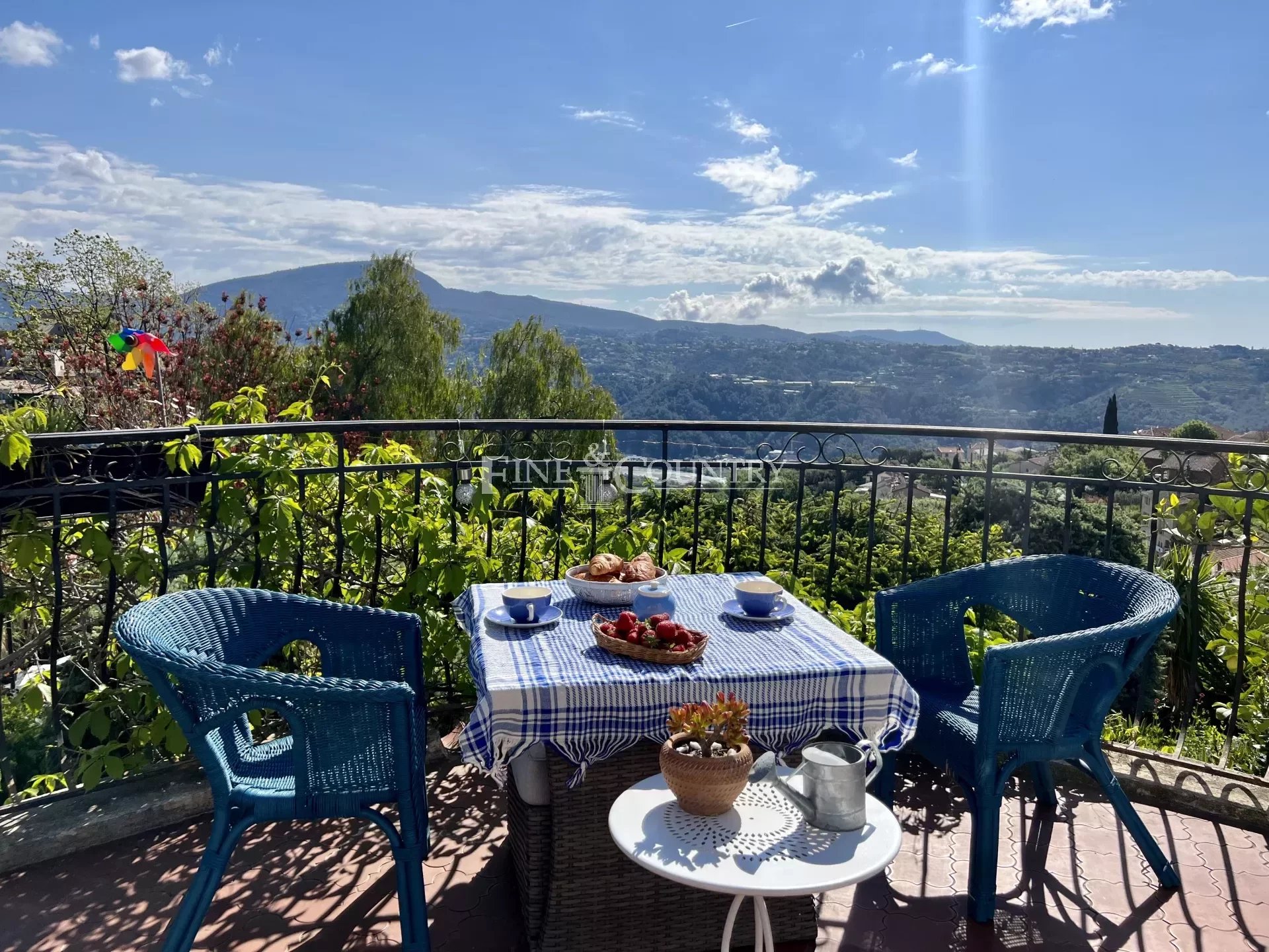 Villa for sale in Gattières with panoramic view