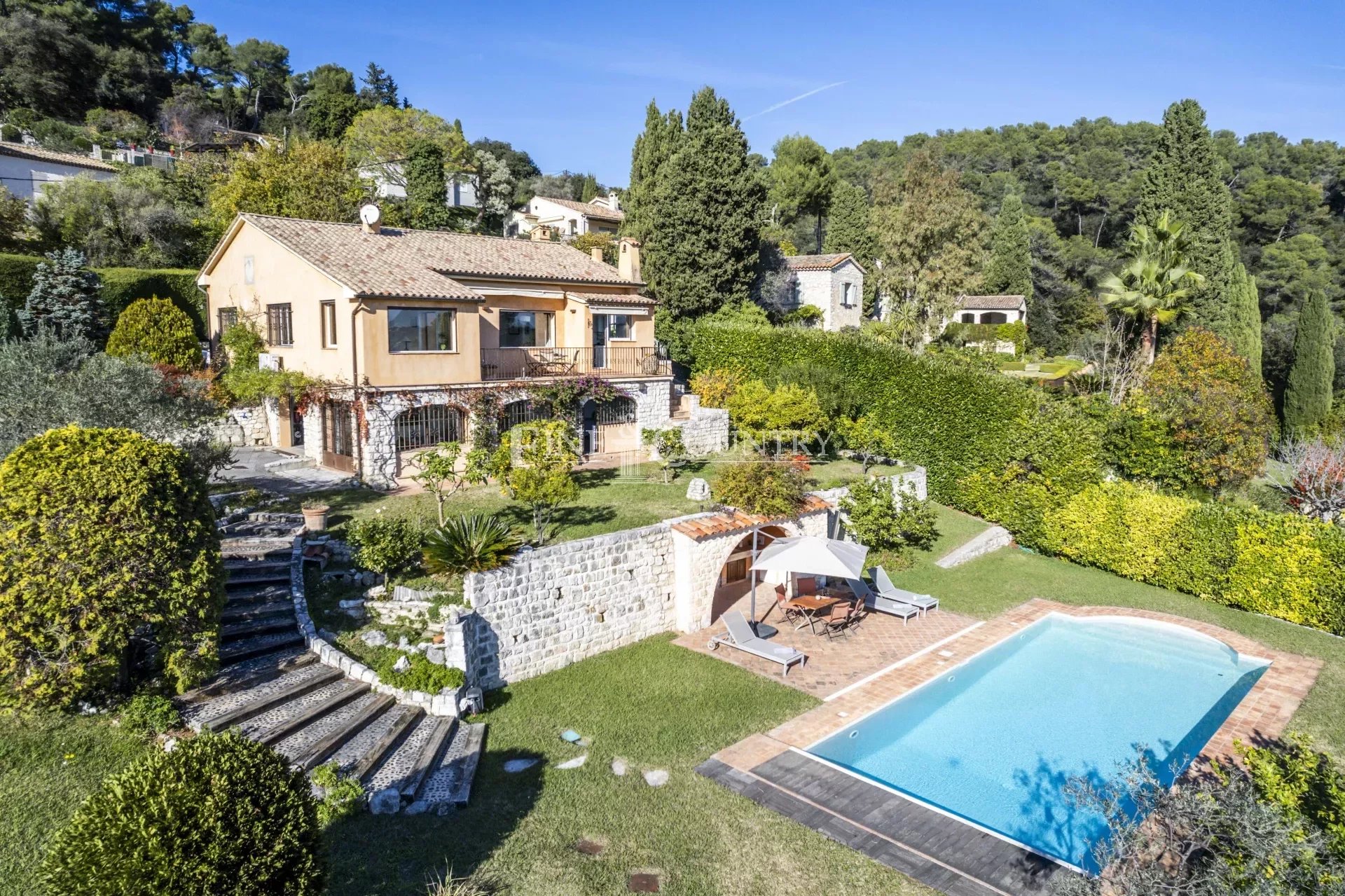 Villa til salg nær Saint Paul de Vence med panoramaudsigt