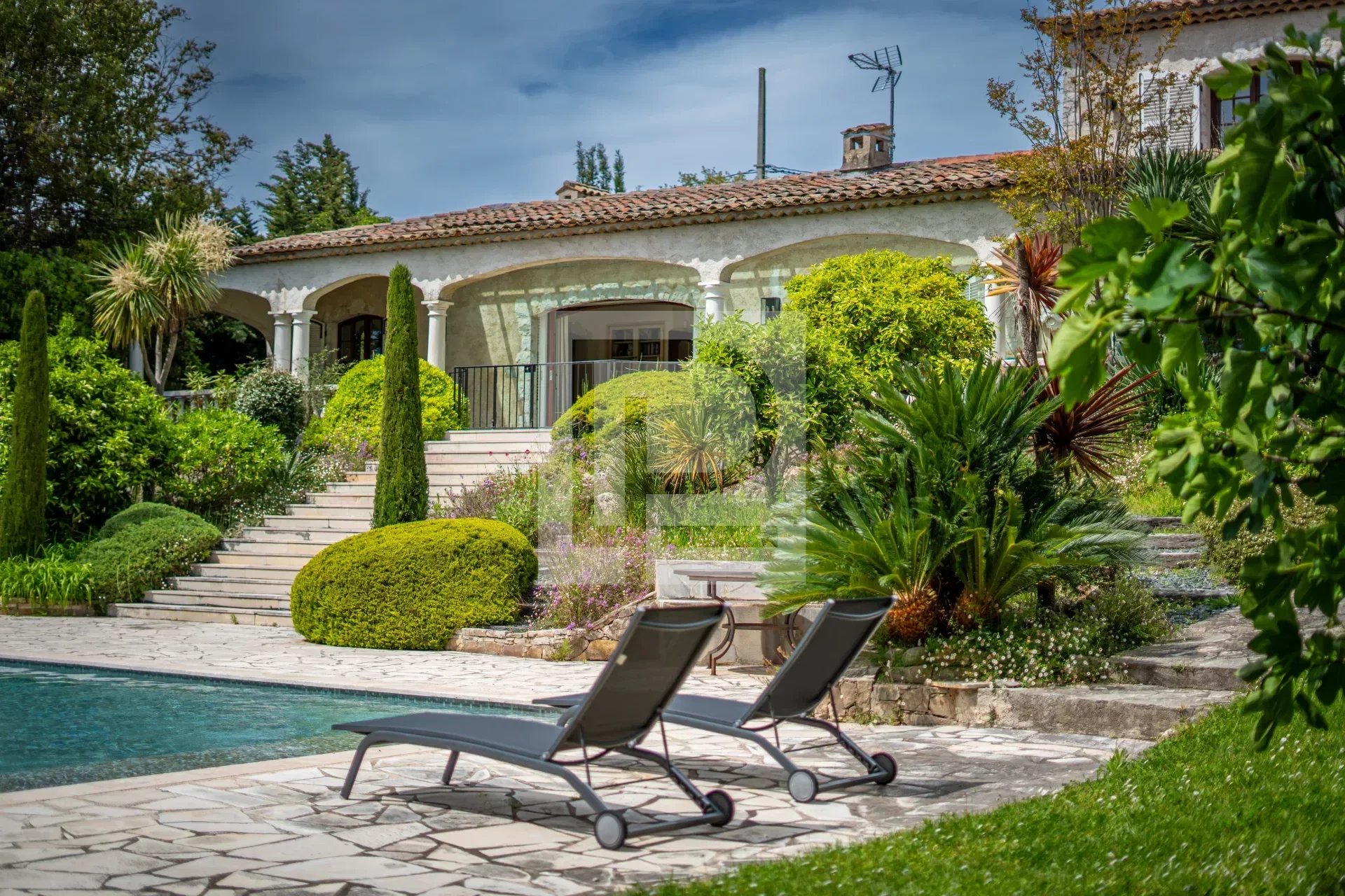 Charming-house prime location - a few minutes from the old village of Mougins and the shops of the "Cœur de Mougins".