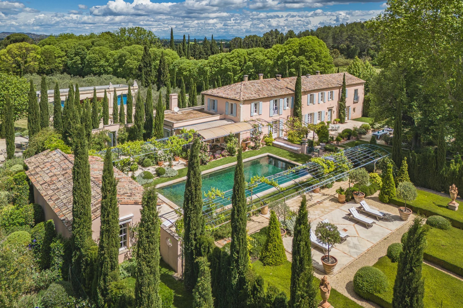 Luxurious property with landscaped garden close to Saint Rémy de Provence