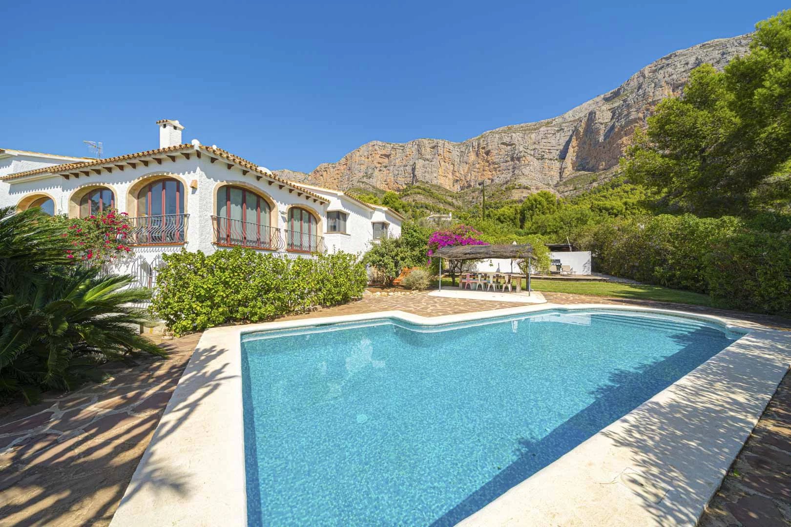 Large renovated villa with guesthouse for sale on the Montgó, Jávea