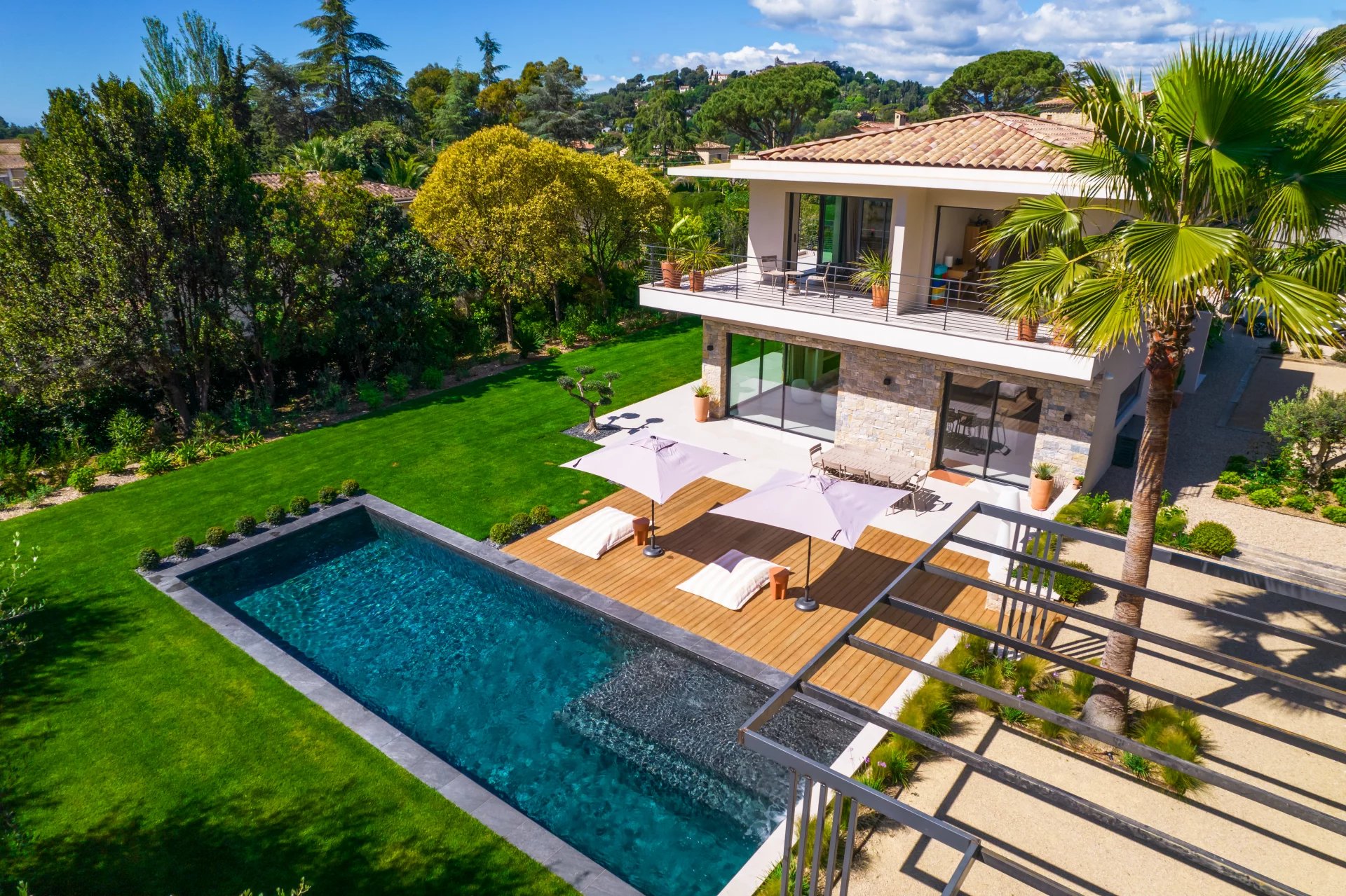 MOUGINS - Proche du Golf Cannes-Mougins- Domaine fermé - villa contemporaine 410 m²