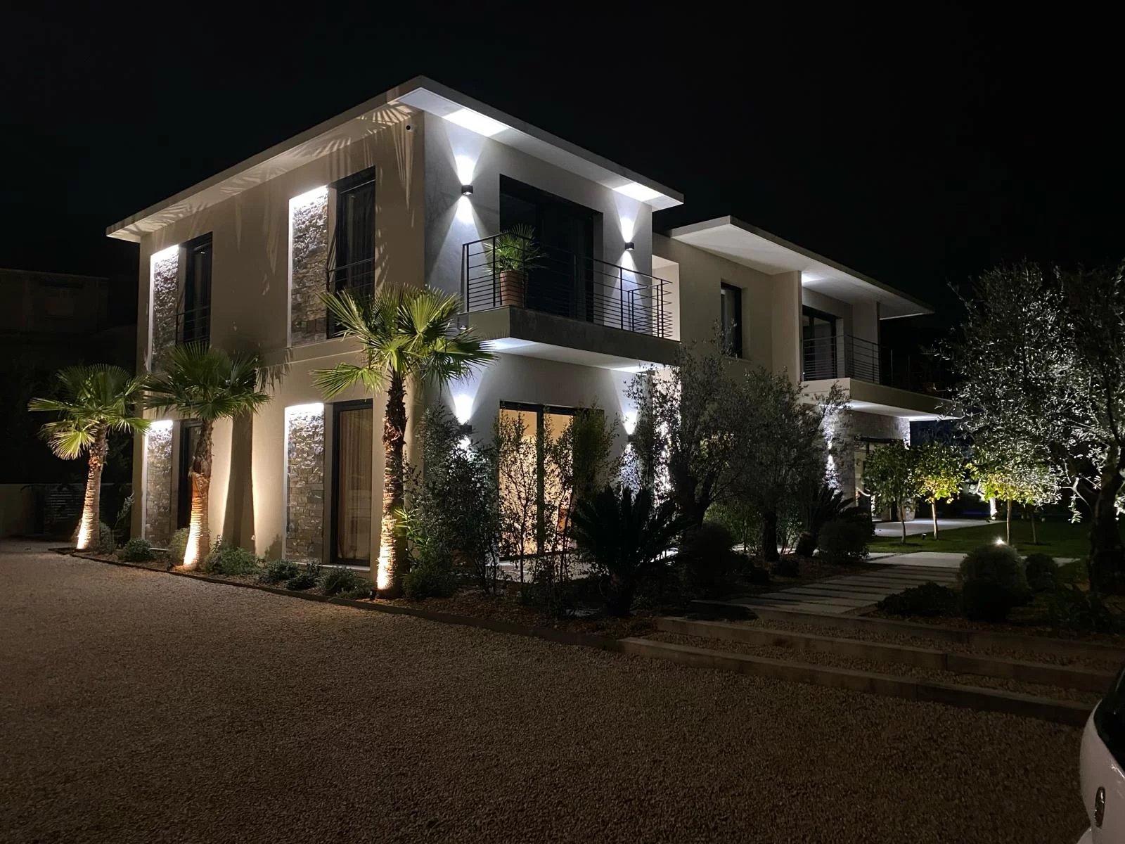 MOUGINS - Proche du Golf Cannes-Mougins- Domaine fermé - villa contemporaine 410 m²