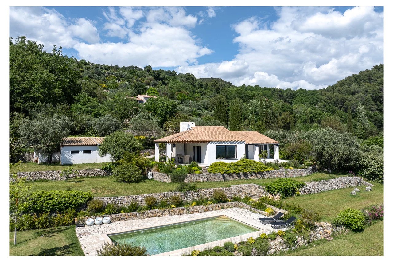 Nestled in a green setting - fully renovated villa