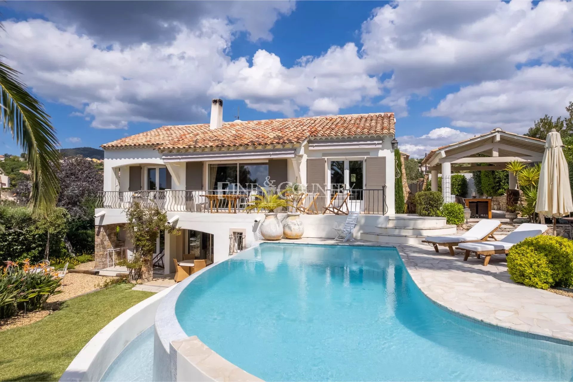 Villa for sale with sea views in Les Issambres Accommodation in Cannes