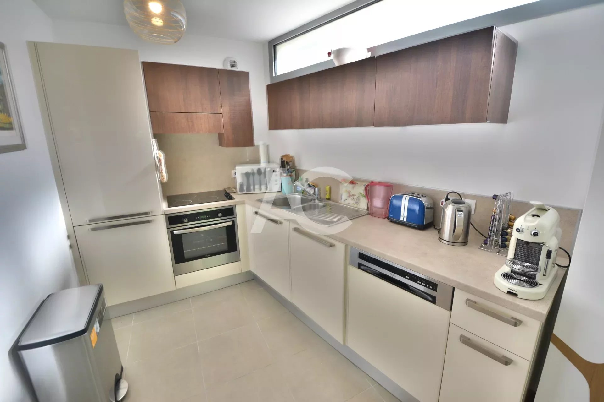 JUAN-LES-PINS - TWO BEDROOMS IN THE CITY CENTER - GARAGE