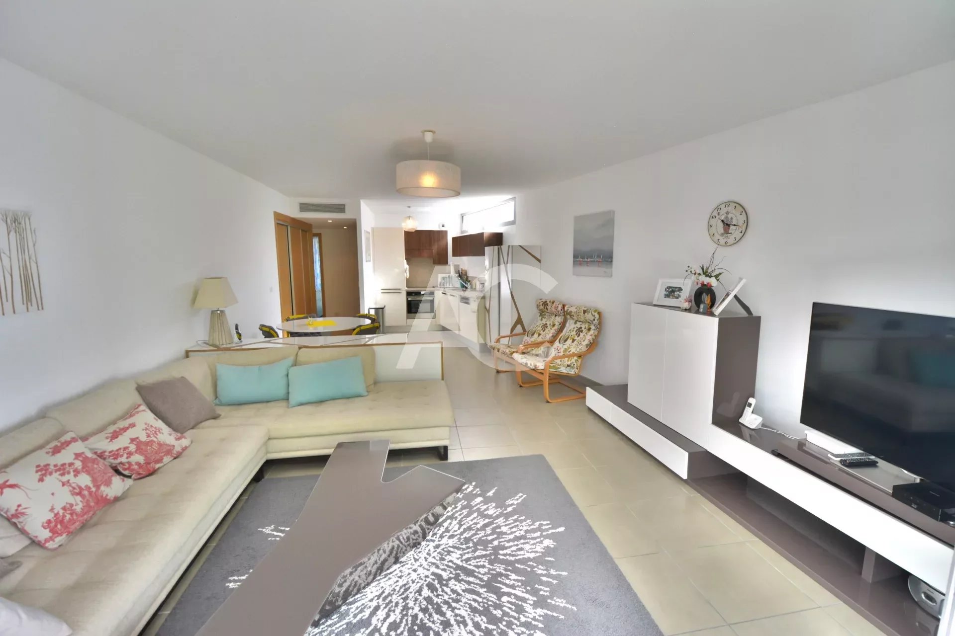 JUAN-LES-PINS - TWO BEDROOMS IN THE CITY CENTER - GARAGE