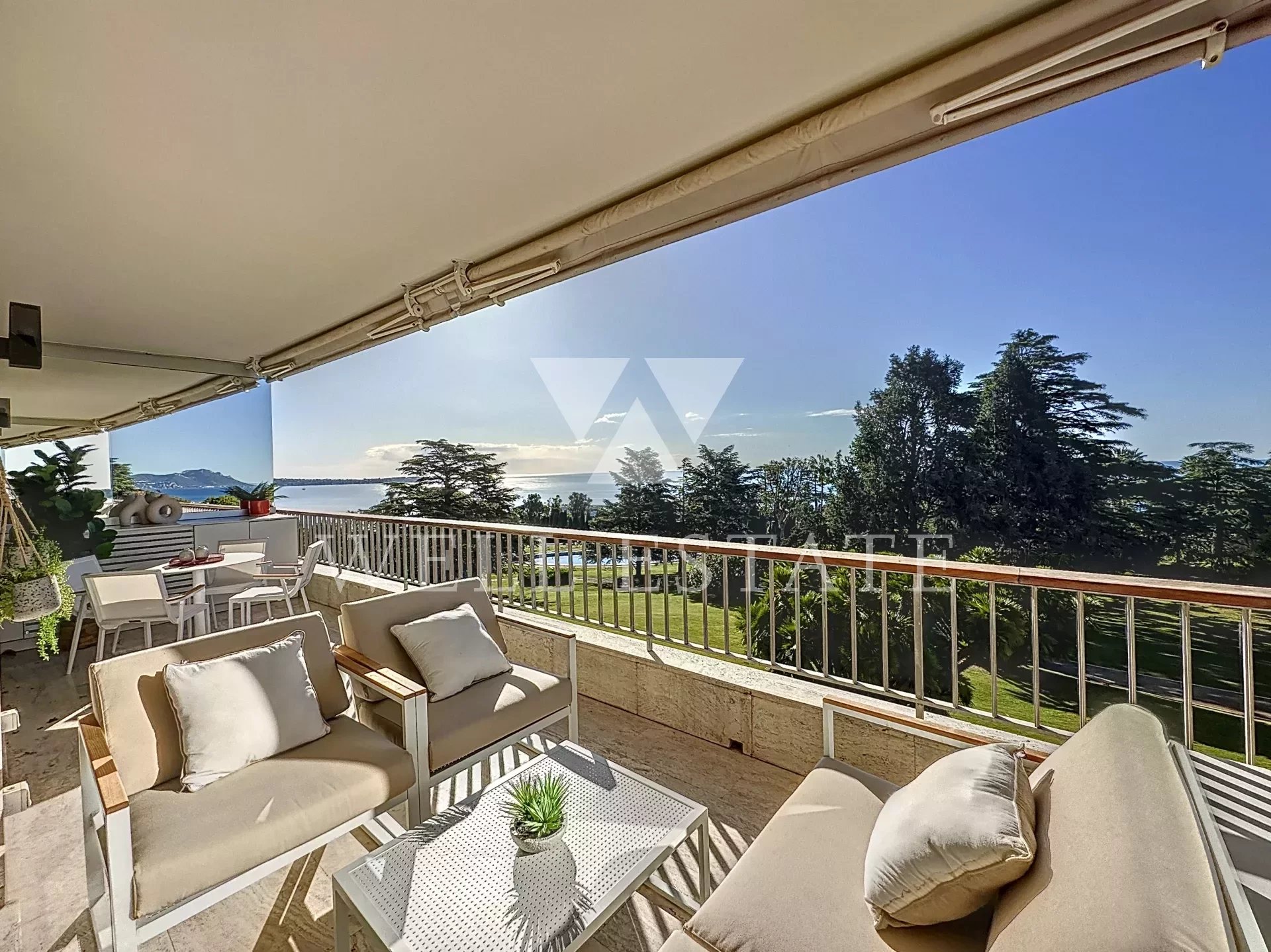 CANNES CALIFORNIE 2-BEDROOM APARTMENT WITH PANORAMIC SEA VIEW