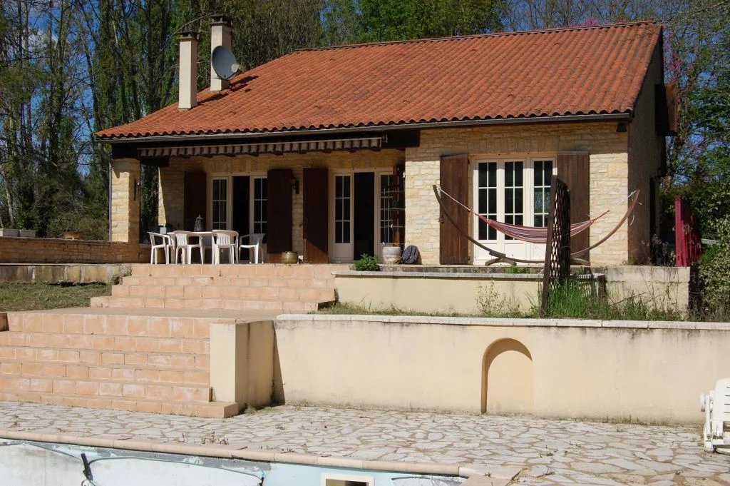 DORDOGNE - 1980's house with large pool to renovate