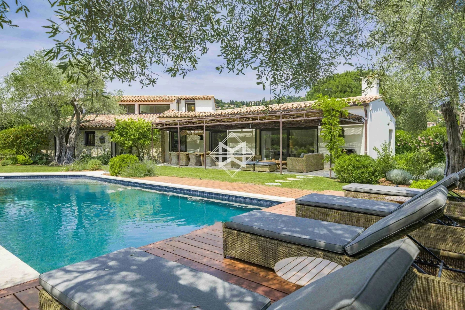 06250 MOUGINS VILLA