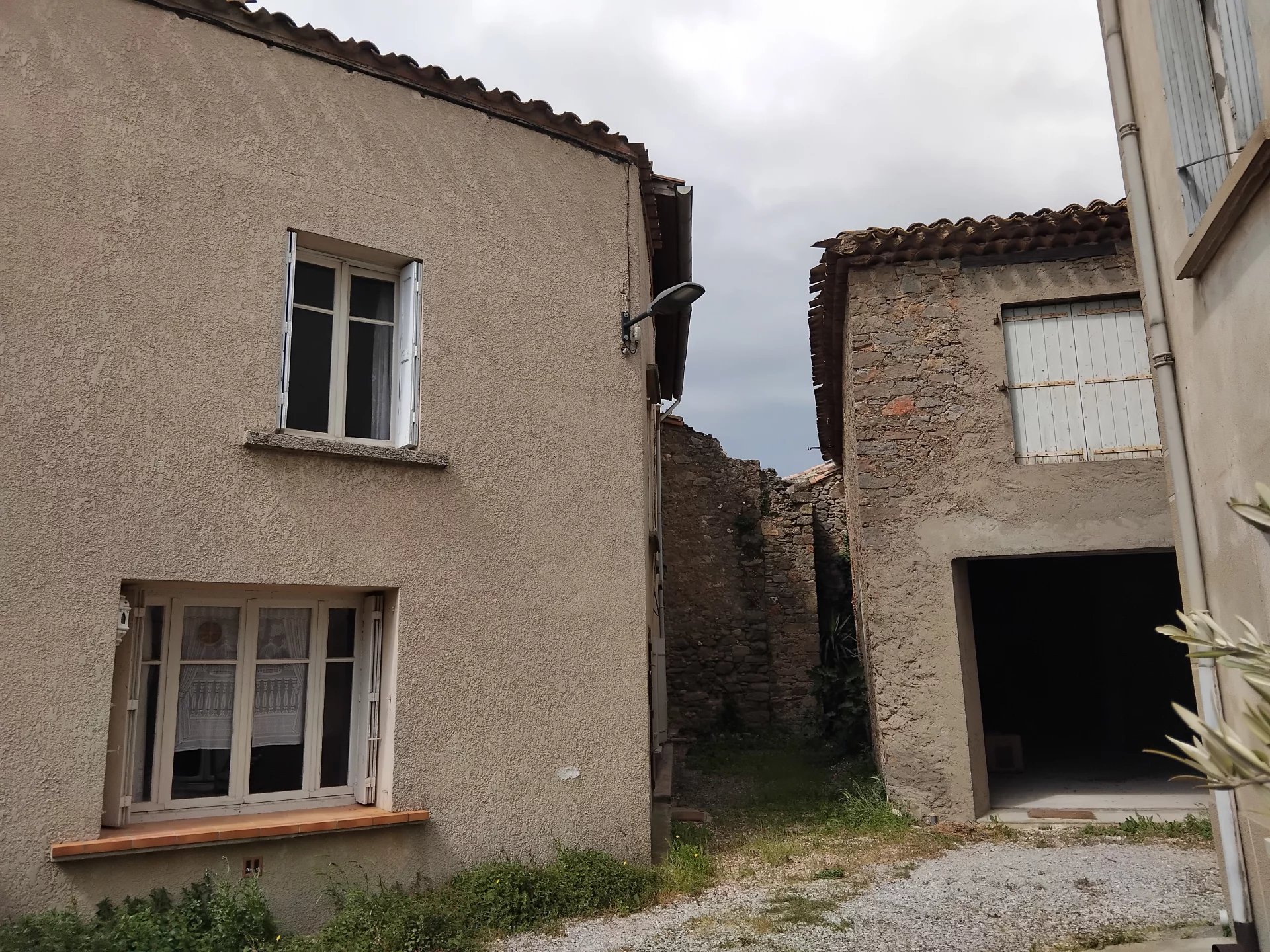 Village house, 3 bedrooms, terrace, courtyard and garage in the heart of the minervois region