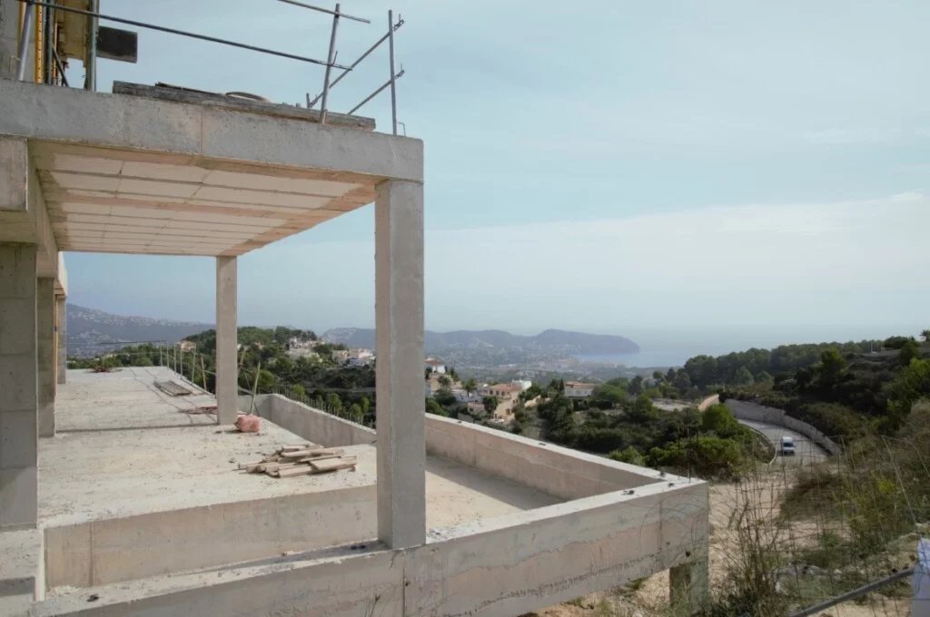 Schitterende villa in Ibiza-stijl met panoramisch zeezicht, in aanbouw in Moraira
