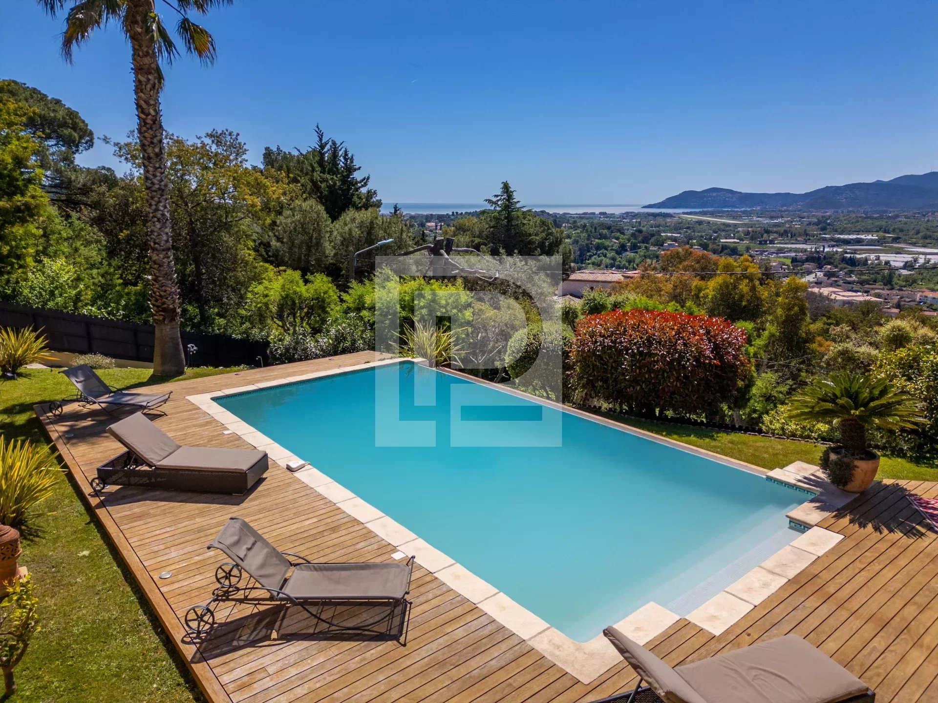 Provençal villa with sea and Esterel views near Cannes