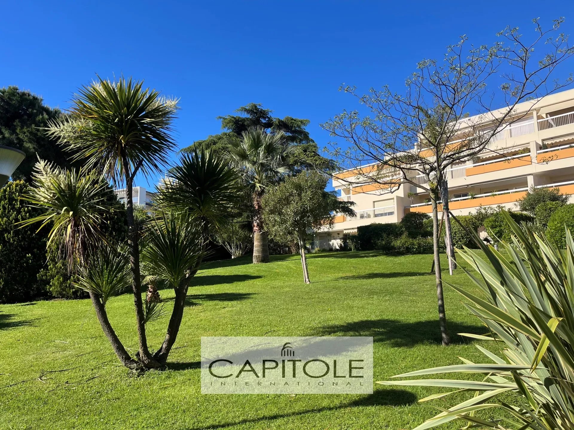 For sale, ANTIBES, SEA VIEW and Mountains,  3 bedrooom apartment, 94 m² , 2 terraces, balcony, sea view, garage, 2 private parkings spaces