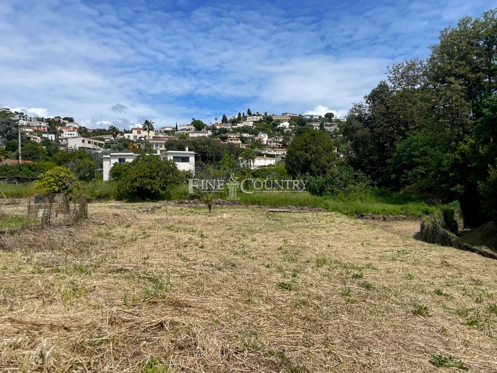 Land with granted building permit for sale in a quiet neighborhood in Golfe Juan