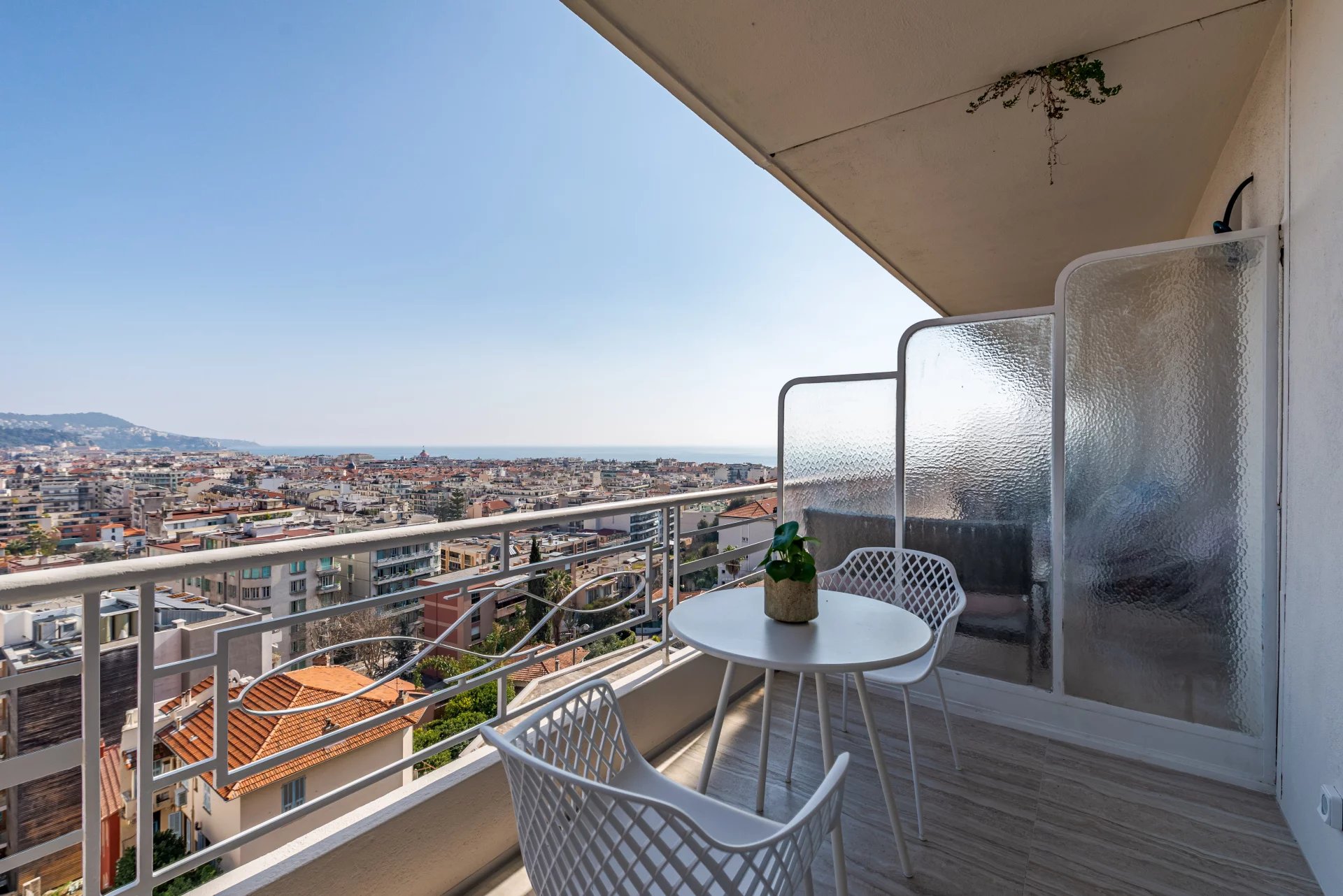 Beautifully renovated 1 bedroom apartment with sea view