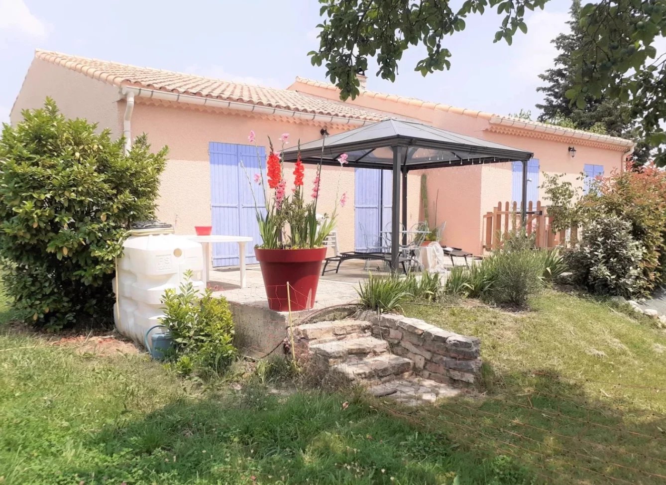 Walking distance from the centre of Le val, in a quiet area