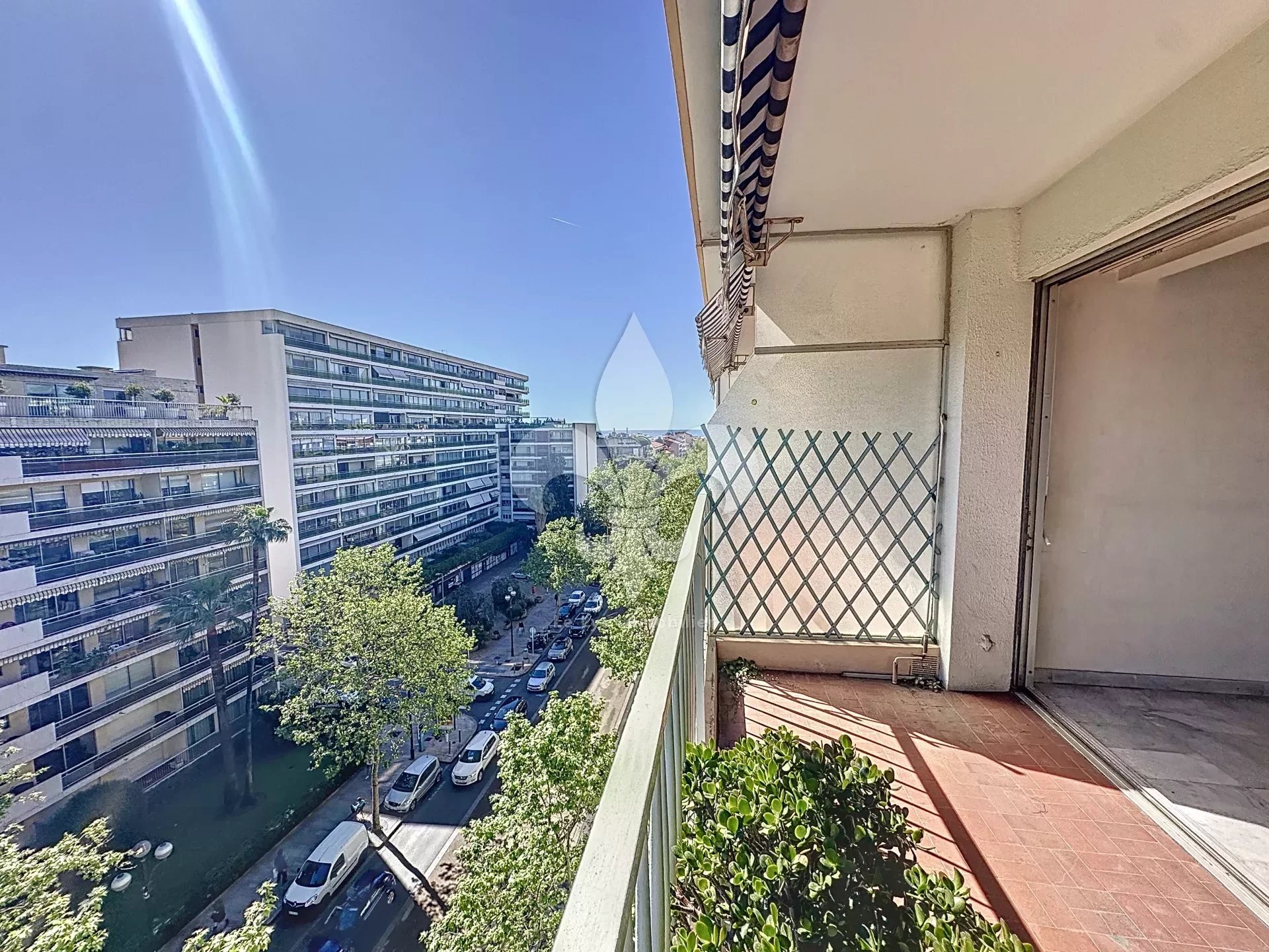 Cannes - Carnot : Appartement 2 pièces en étage élevé avec aperçu mer