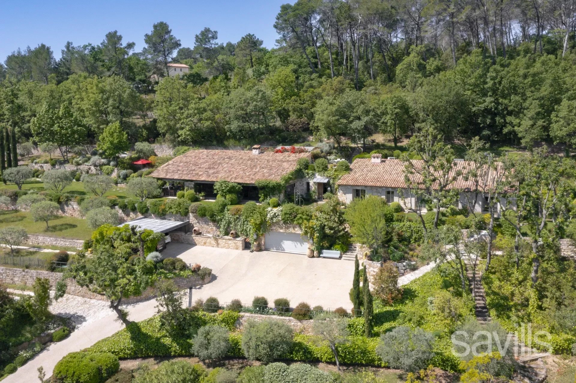 Stunning Provençal farmhouse with panoramic views.