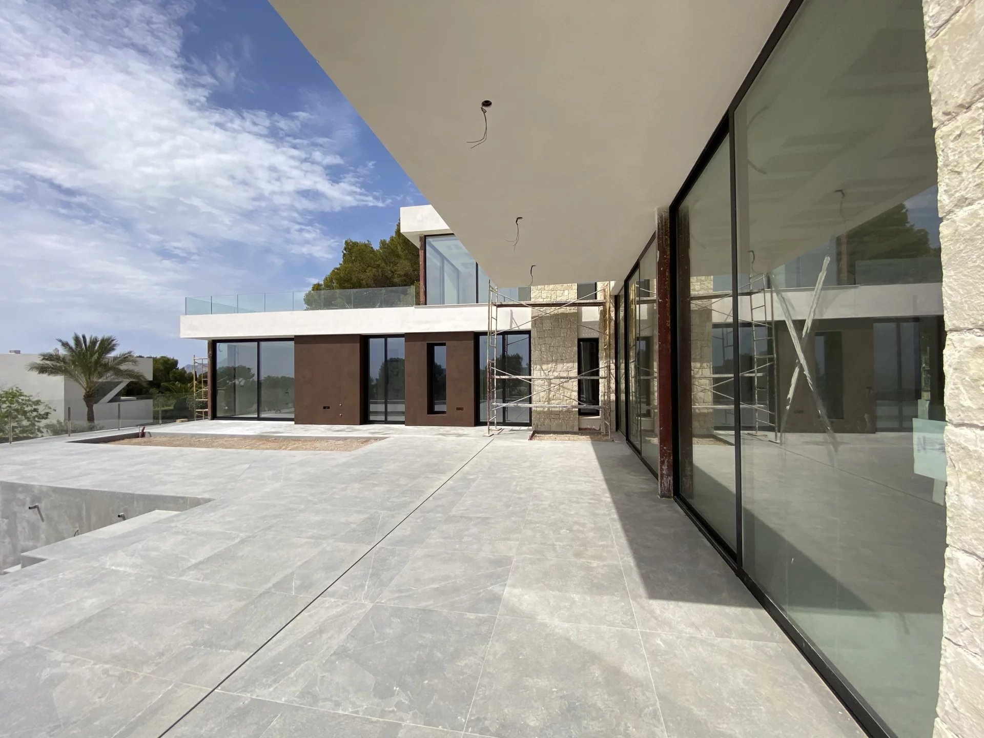 Moderne nieuwbouwvilla met zeezicht te koop in Moraira
