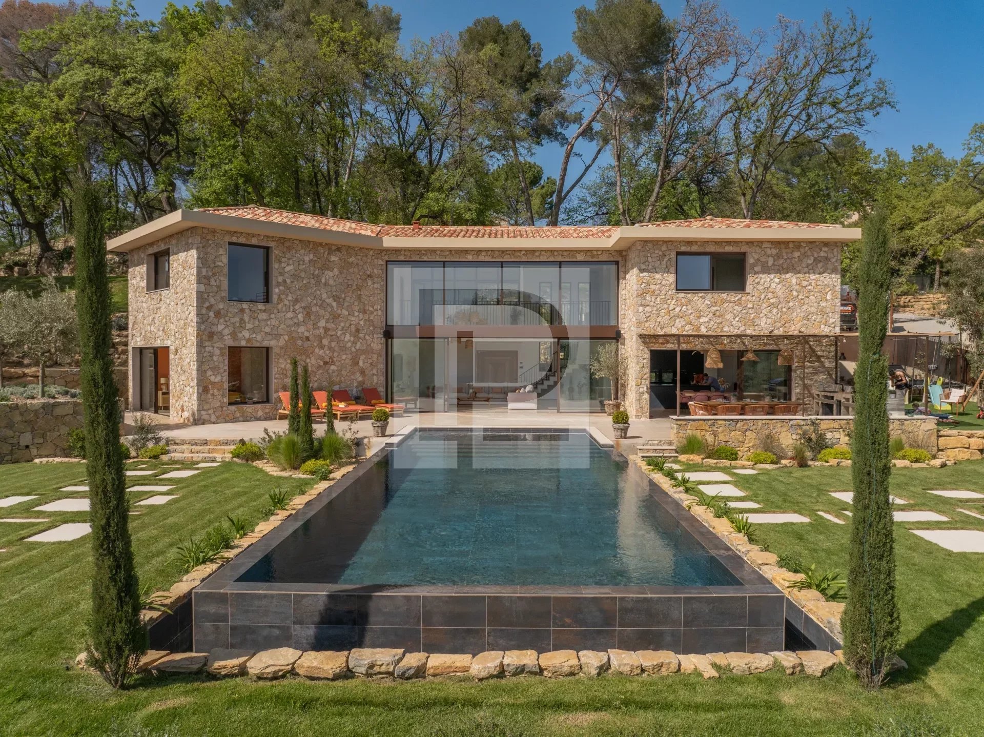 Magnificent brand new villa in a gated estate 5 minutes from Valbonne