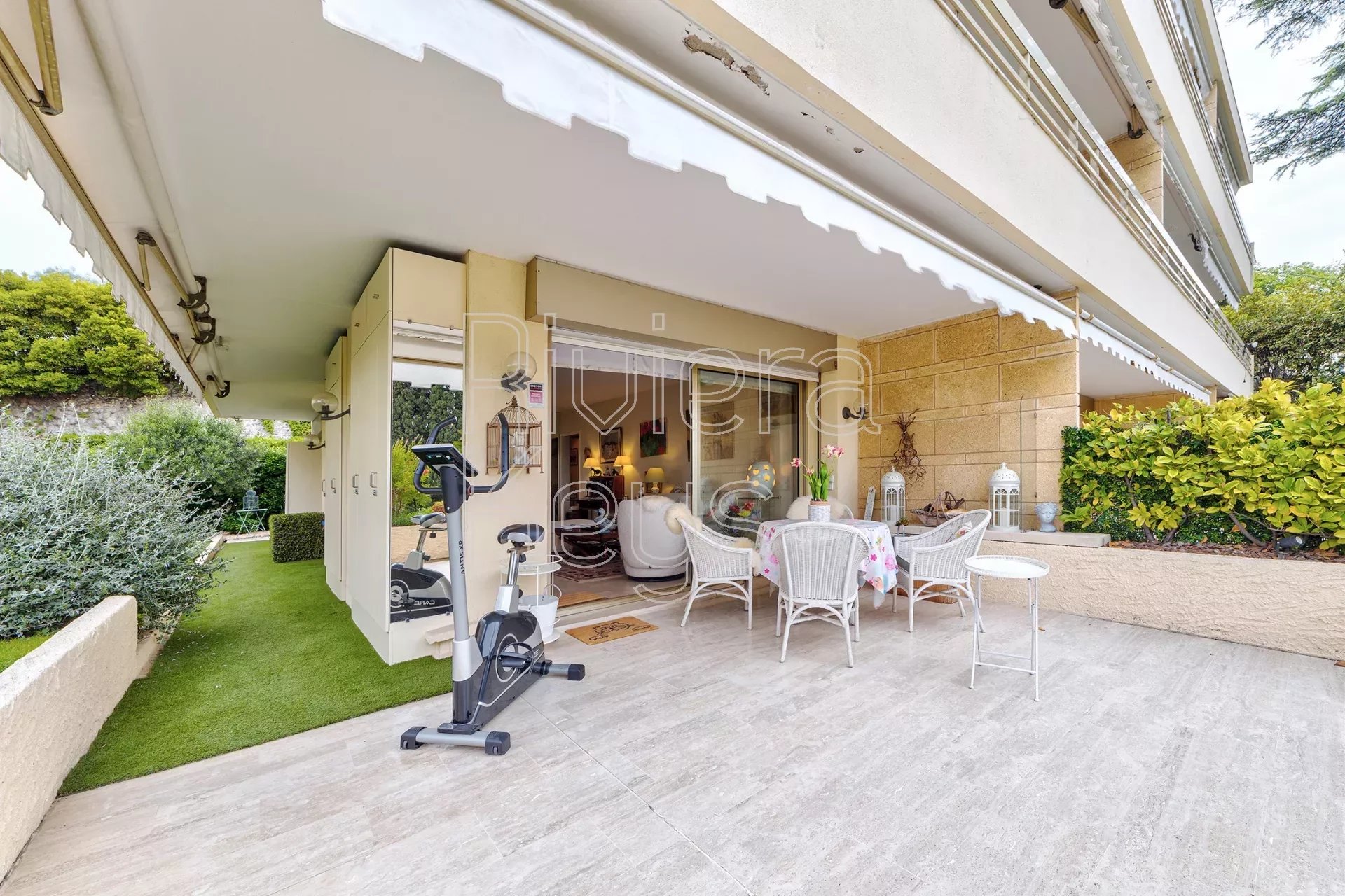 CANNES CALIFORNIE: Superb apartment on garden level, large terrace, swimming pool