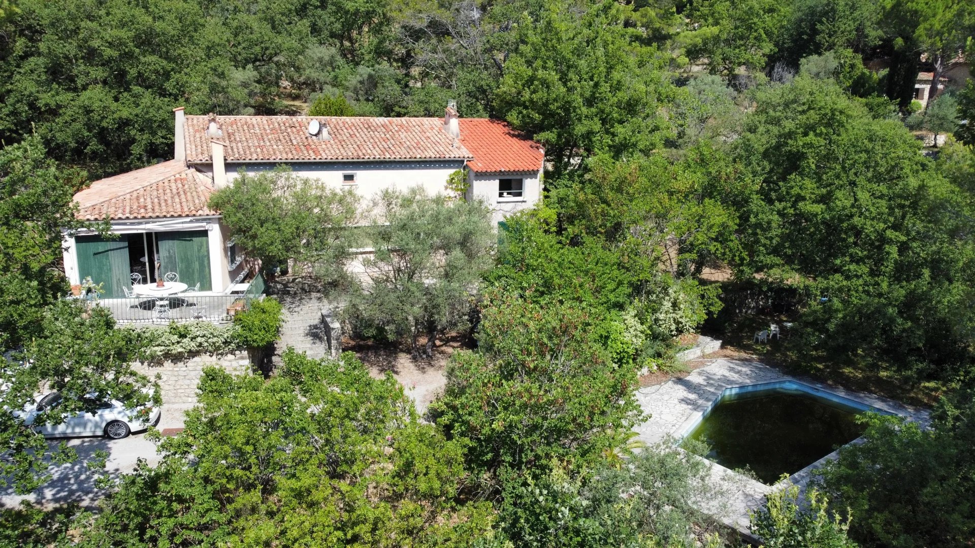 Magnificent traditional property with swimming pool and view of the village of Fayence