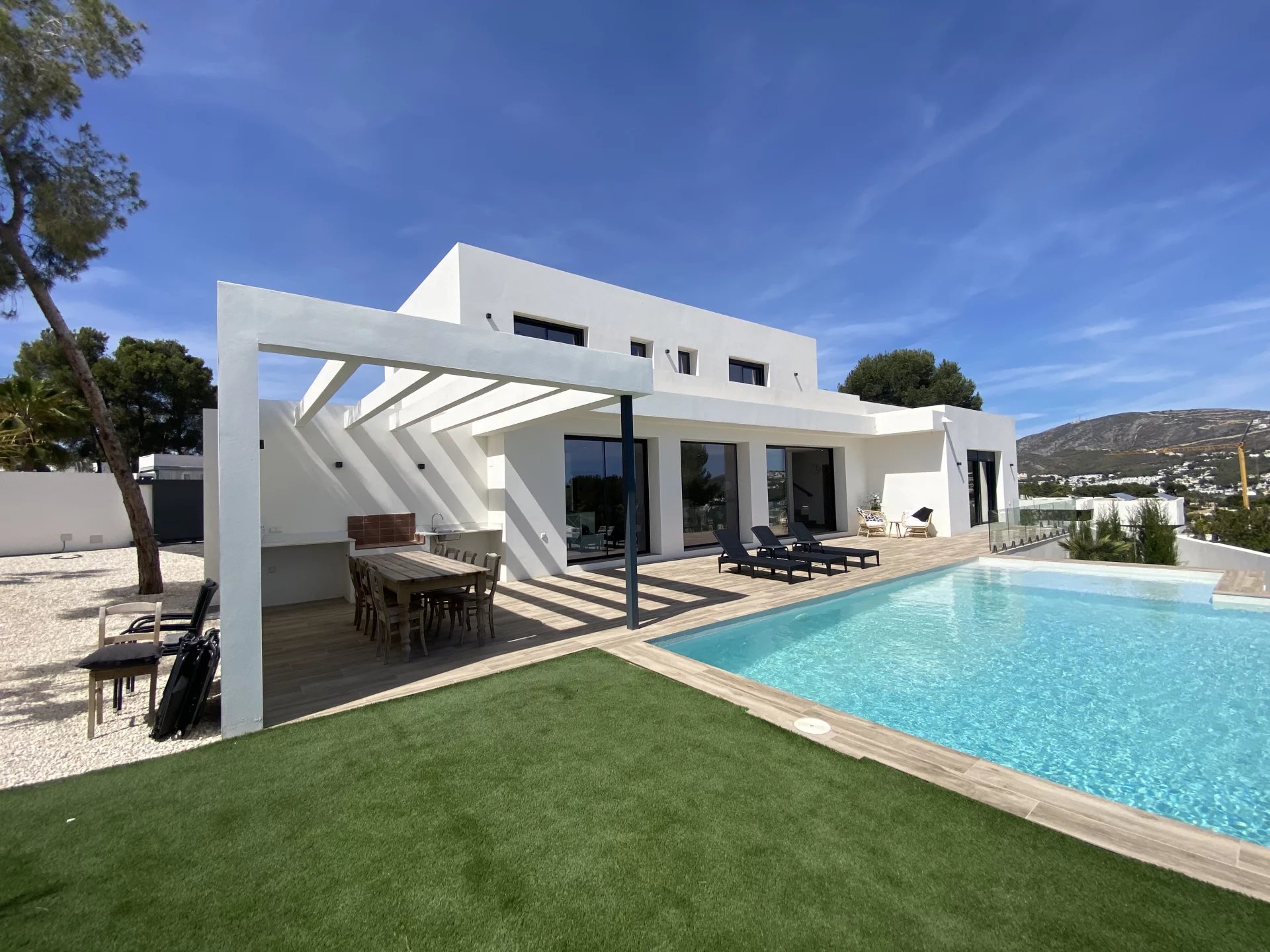 Moderne nieuwbouw villa met zeezicht te koop in Moraira