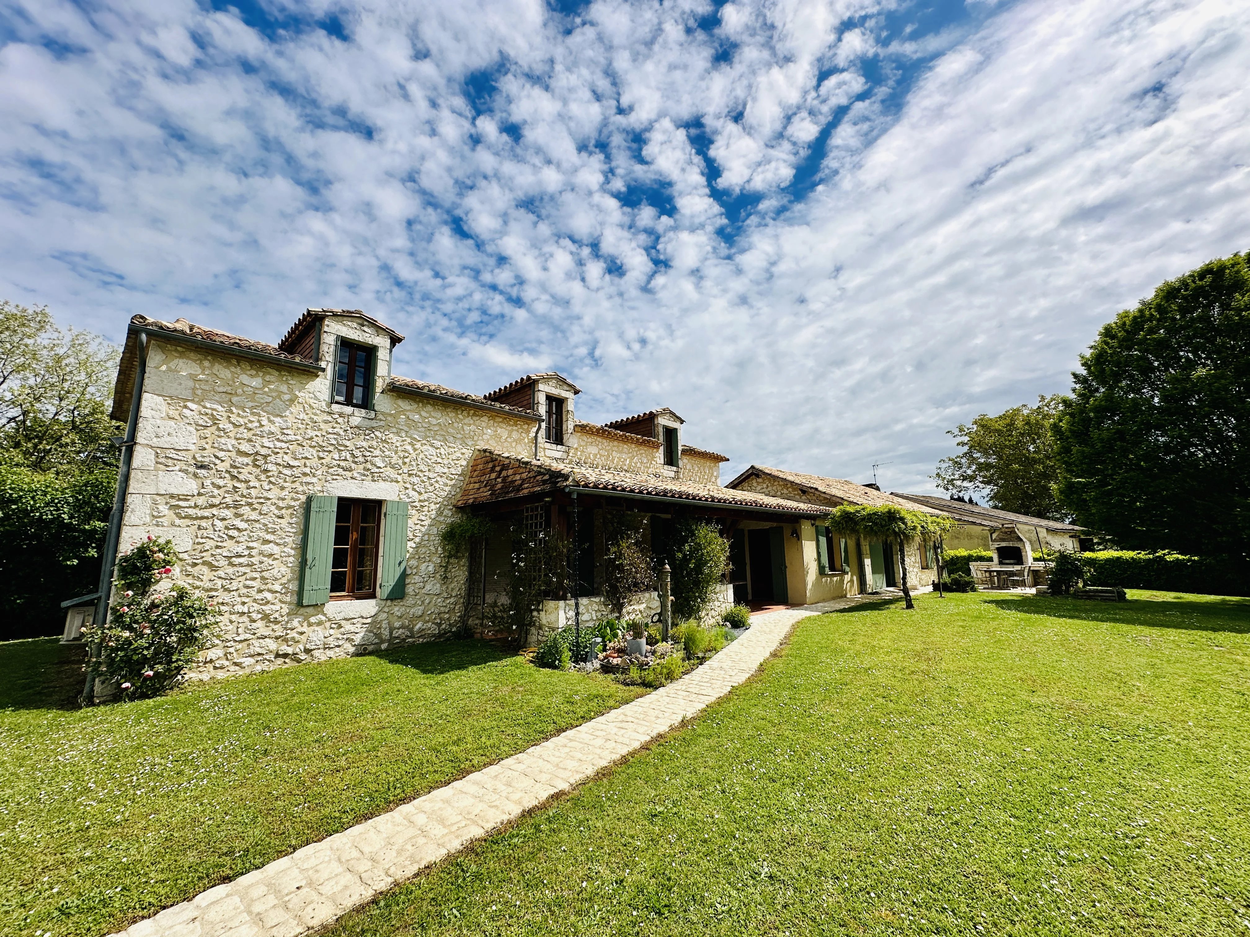Charming stone house with terrace, pool and barn near Eymet