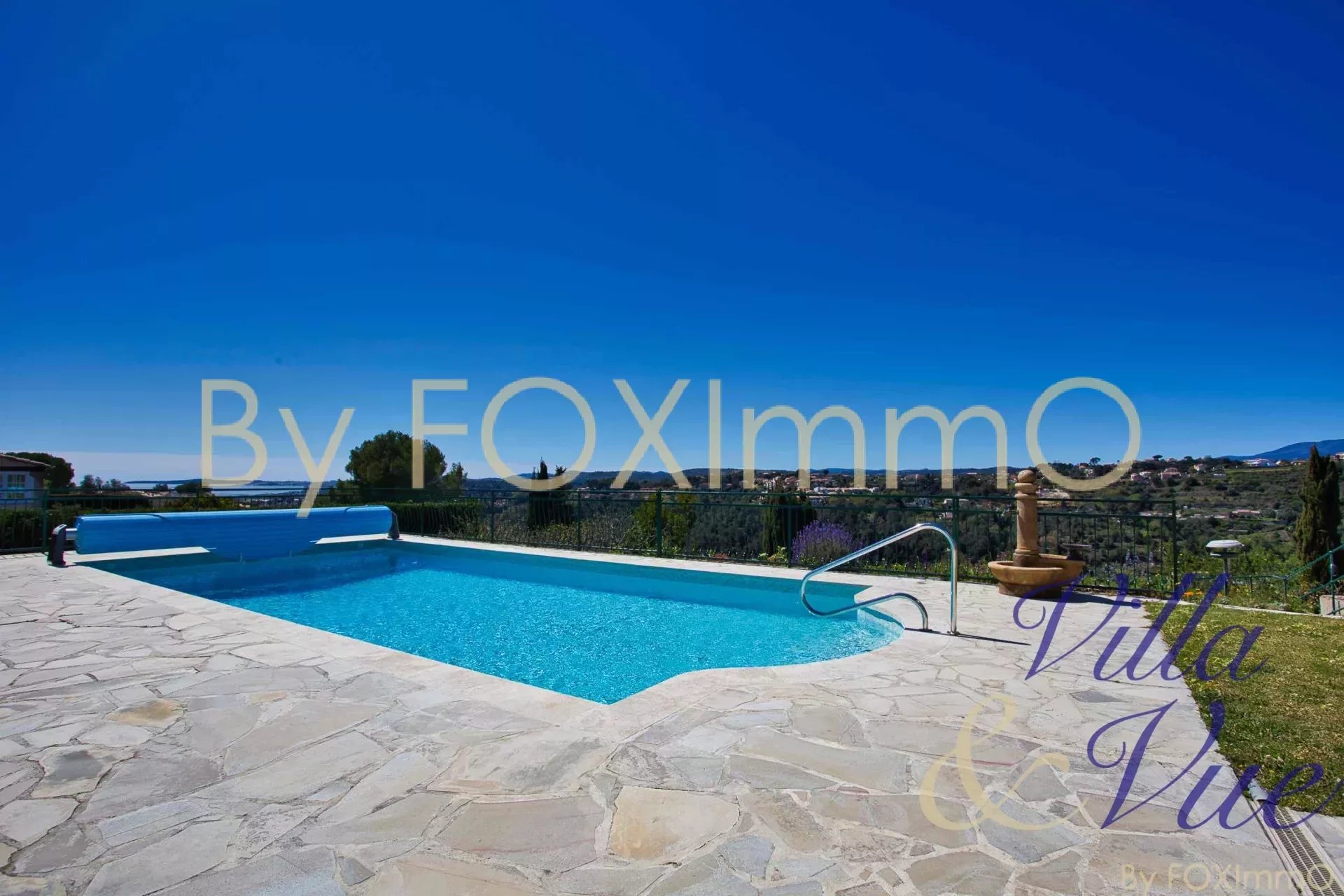 On the French Riviera, magnificent villa in absolute calm, dominant position, sea view, in a residential area