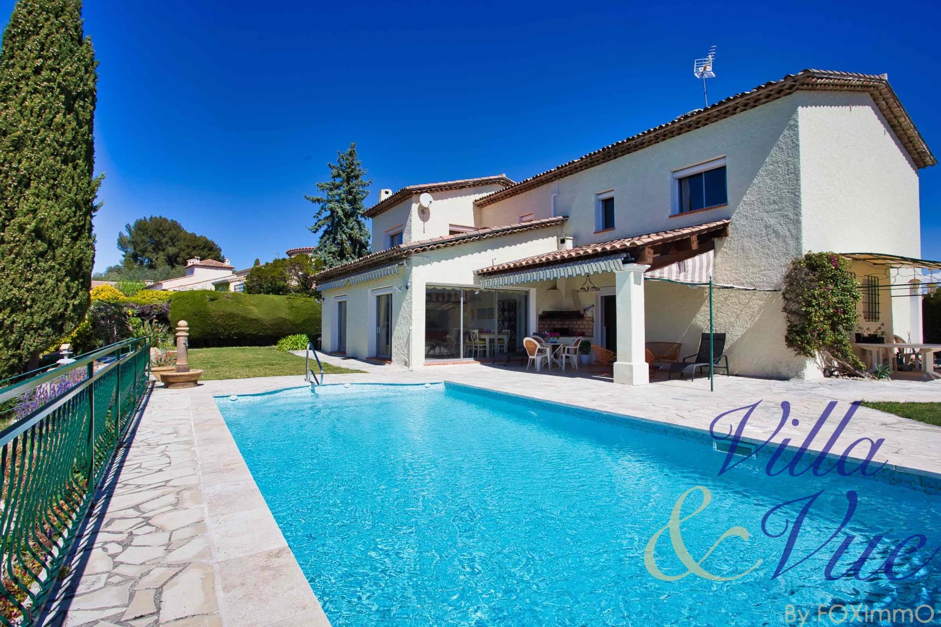 On the French Riviera, magnificent villa in absolute calm, dominant position, sea view, in a residential area