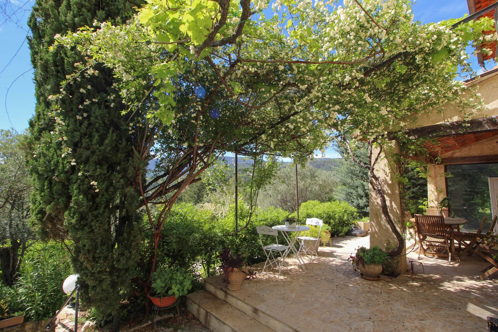 Charming 4 bedroom House with Stunning View walking distance Fayence