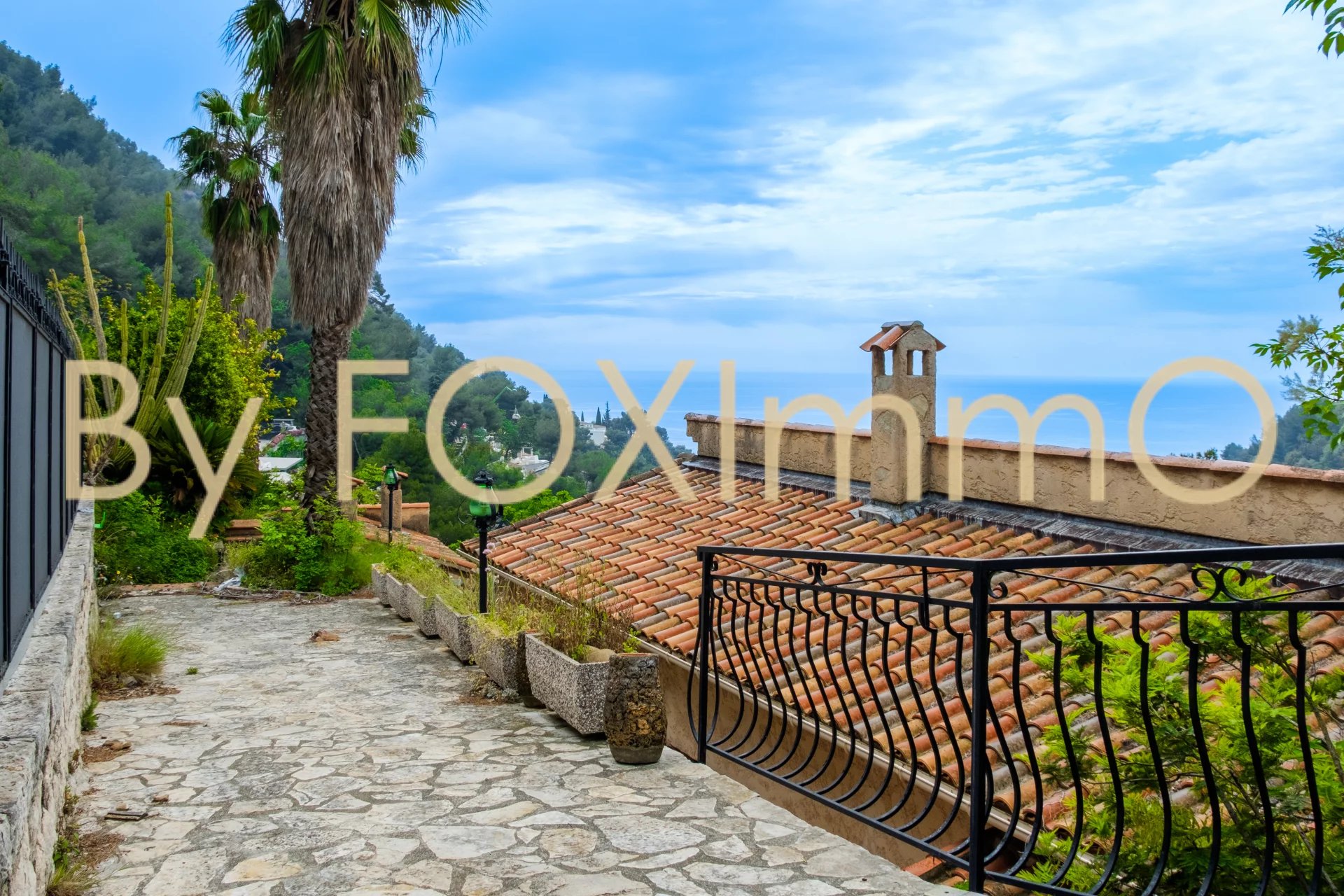In vendita in Costa Azzurra, bella casa indipendente di 6 locali in un ambiente tranquillo, con piscina e vista ininterrotta sul mare e sulle colline