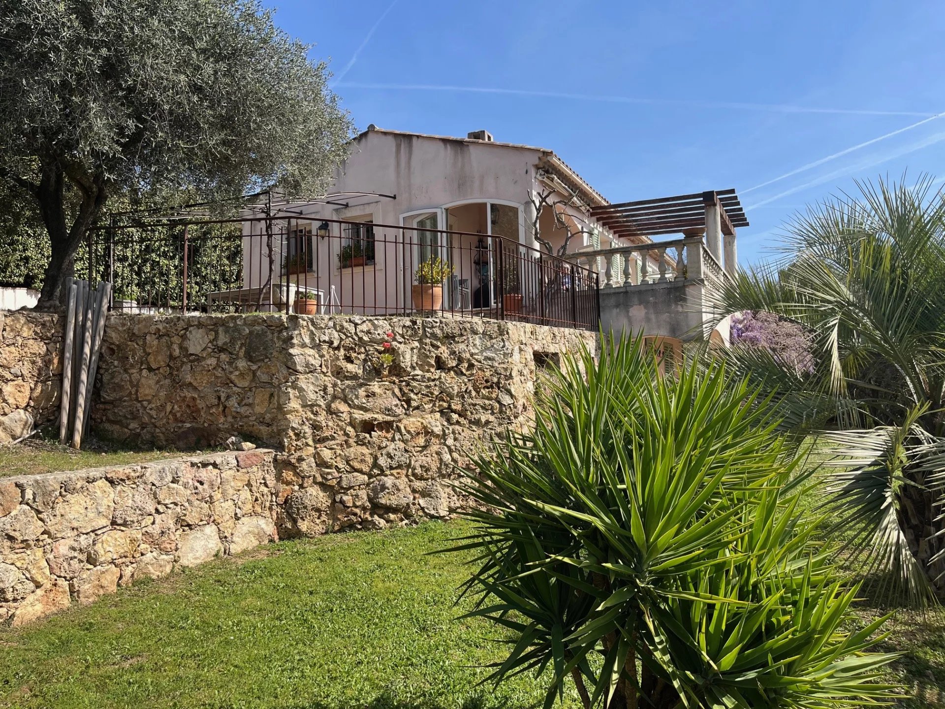 Beautiful bastide with panoramic views within walking distance of the village